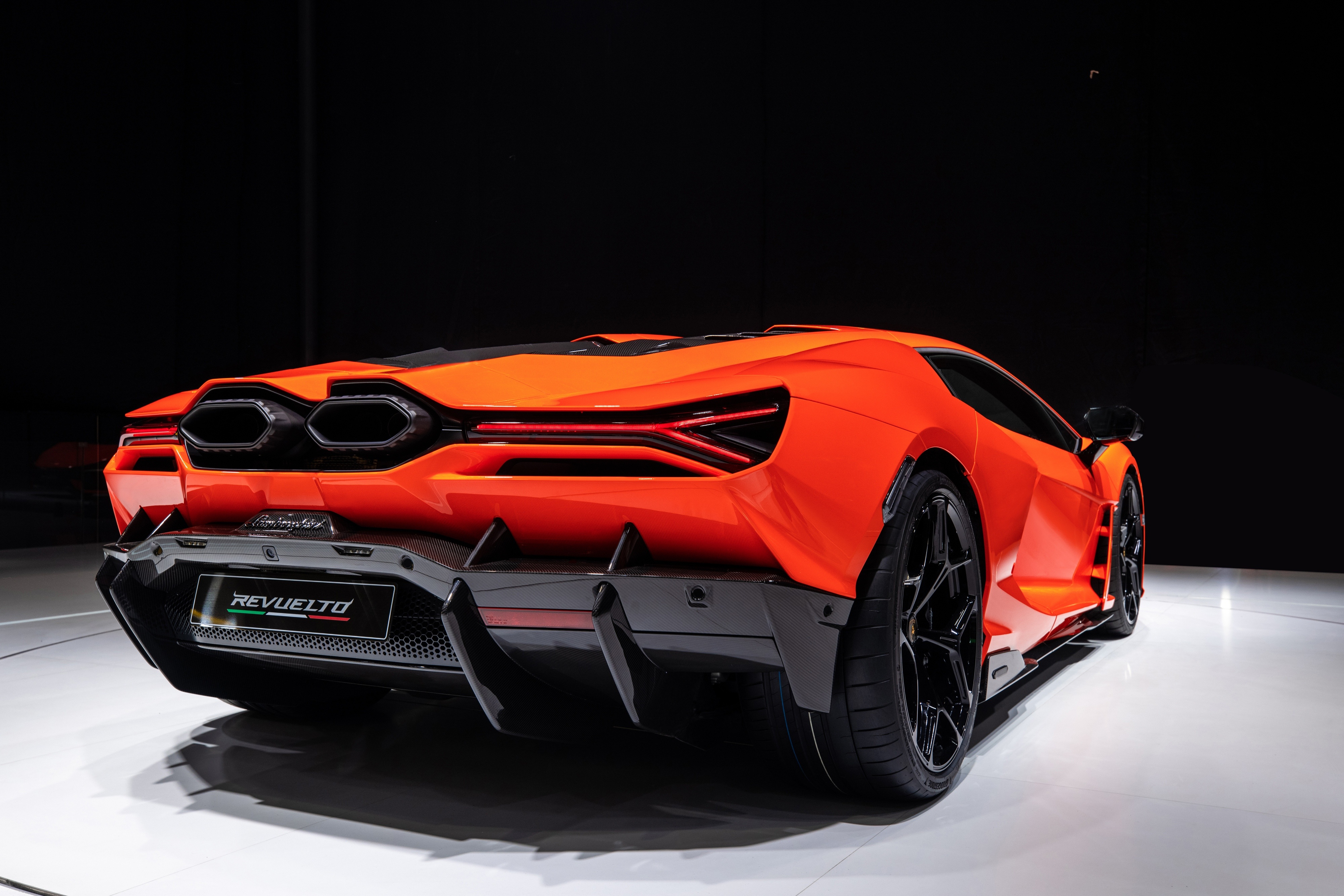 lamborghini,  revuelto,  aventador,  sieu xe,  huracan,  urus,  ra mat,  hybrid,  thuong hai,  v12,  ferrari,  mclaren,  aston martin,  maserati,  bugatti,  pagani,  koenigsegg anh 3