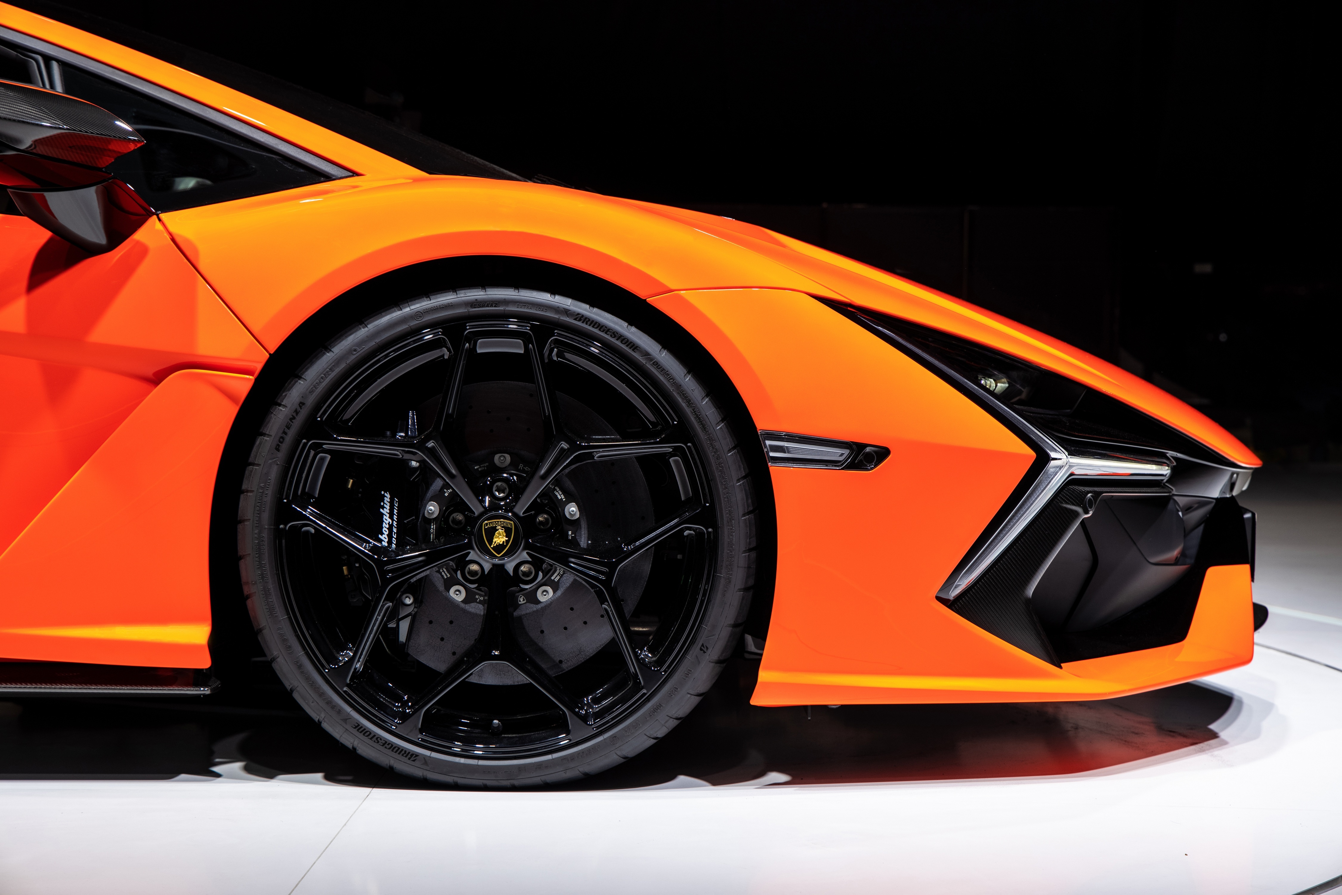 lamborghini,  revuelto,  aventador,  sieu xe,  huracan,  urus,  ra mat,  hybrid,  thuong hai,  v12,  ferrari,  mclaren,  aston martin,  maserati,  bugatti,  pagani,  koenigsegg anh 7
