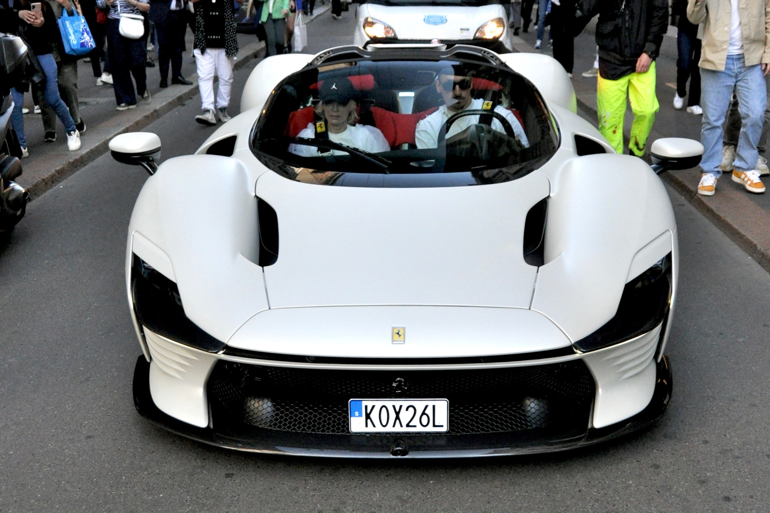 Zlatan Ibrahimovic cam lai sieu xe Ferrari Daytona SP3 hinh anh