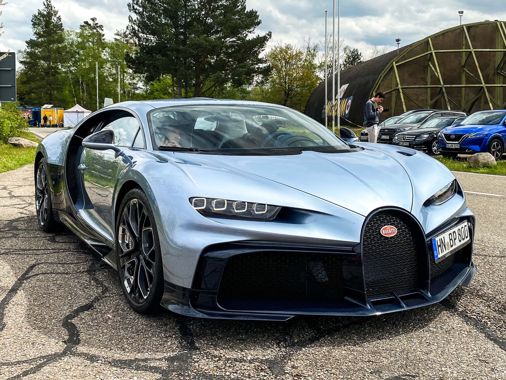 Sieu xe 11 trieu USD Bugatti Chiron Profilee lan banh tren duong pho hinh anh