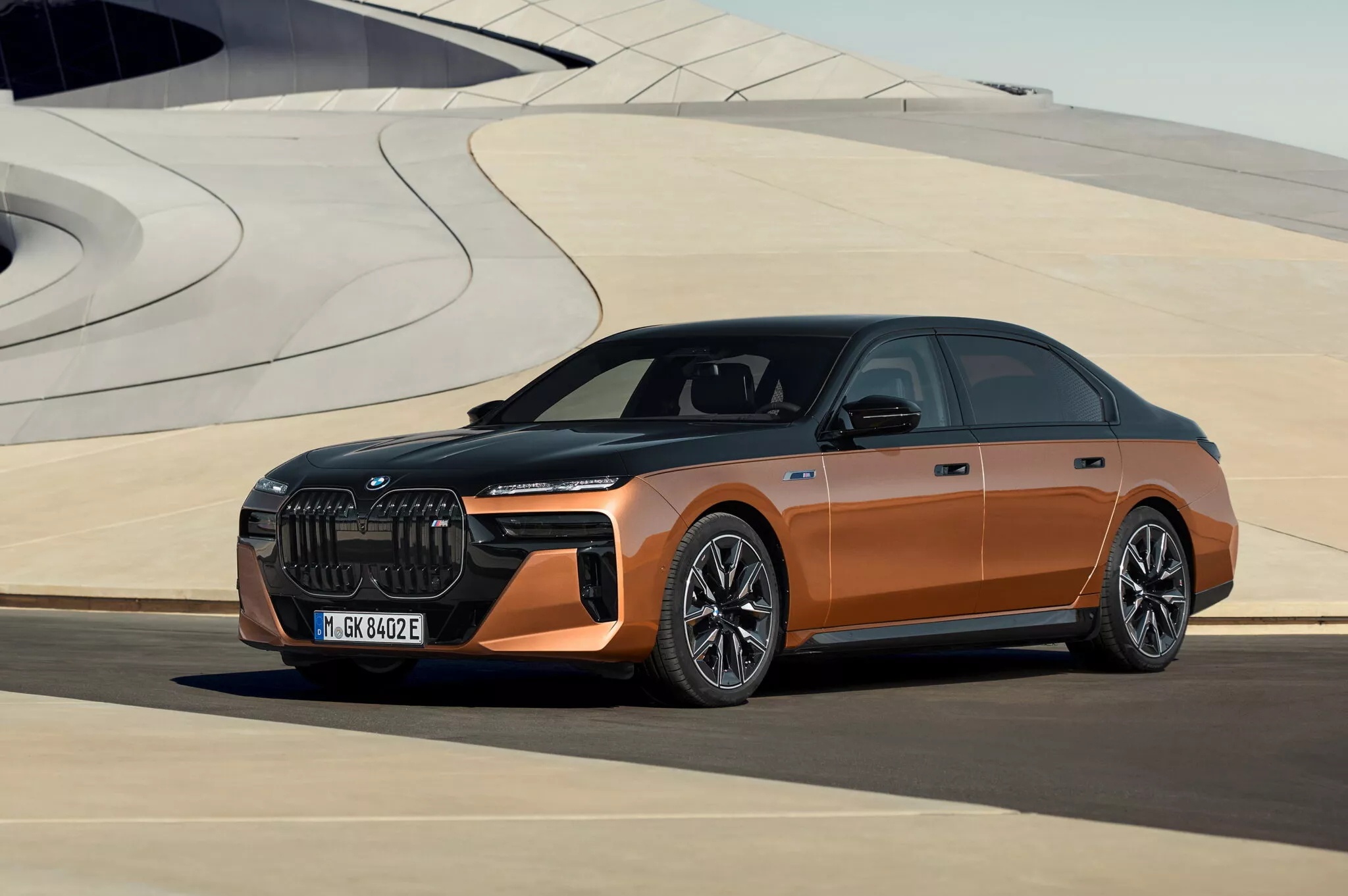 BMW i7 M70 xDrive - mau xe dien manh me nhat cua BMW hinh anh