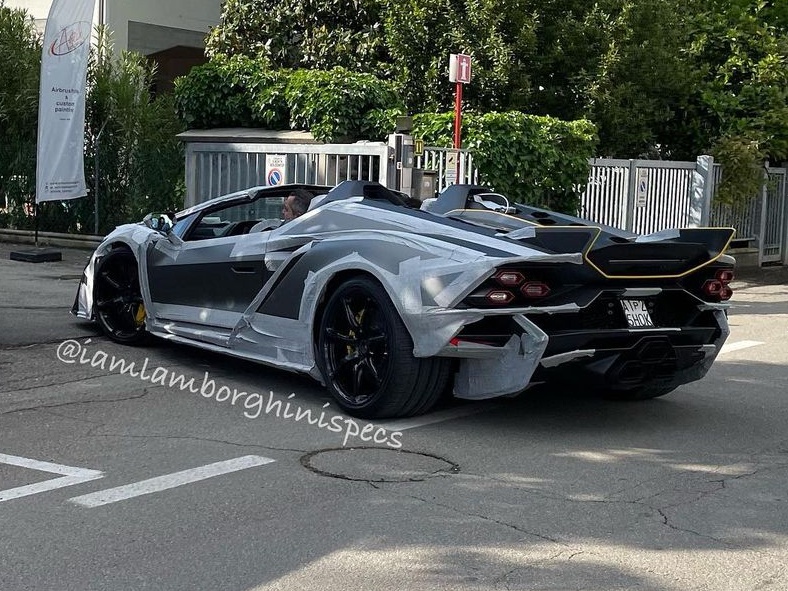 Lamborghini Autentica lan banh tren duong pho hinh anh