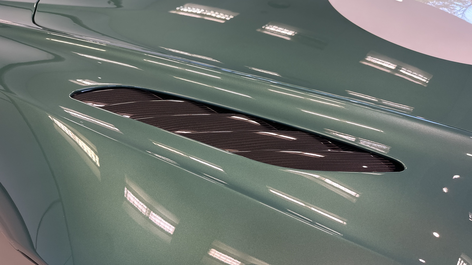 aston martin,  v12 vantage,  v12 speedster,  speedster,  siêu xe,  dbr1,  cc100 speedster,  lamborghini,  ferrari,  mclaren,  maserati,  porsche,  bugatti,  koenigsegg,  pagani ảnh 8 aston martin,  v12 vantage,  v12 speedster,  speedster,  sieu xe,  dbr1,  cc100 speedster,  lamborghini,  ferrari,  mclaren,  maserati,  porsche,  bugatti,  koenigsegg,  pagani anh 8