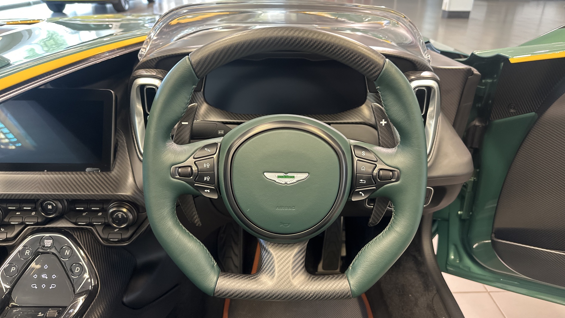 aston martin,  v12 vantage,  v12 speedster,  speedster,  siêu xe,  dbr1,  cc100 speedster,  lamborghini,  ferrari,  mclaren,  maserati,  porsche,  bugatti,  koenigsegg,  pagani ảnh 17 aston martin,  v12 vantage,  v12 speedster,  speedster,  sieu xe,  dbr1,  cc100 speedster,  lamborghini,  ferrari,  mclaren,  maserati,  porsche,  bugatti,  koenigsegg,  pagani anh 17