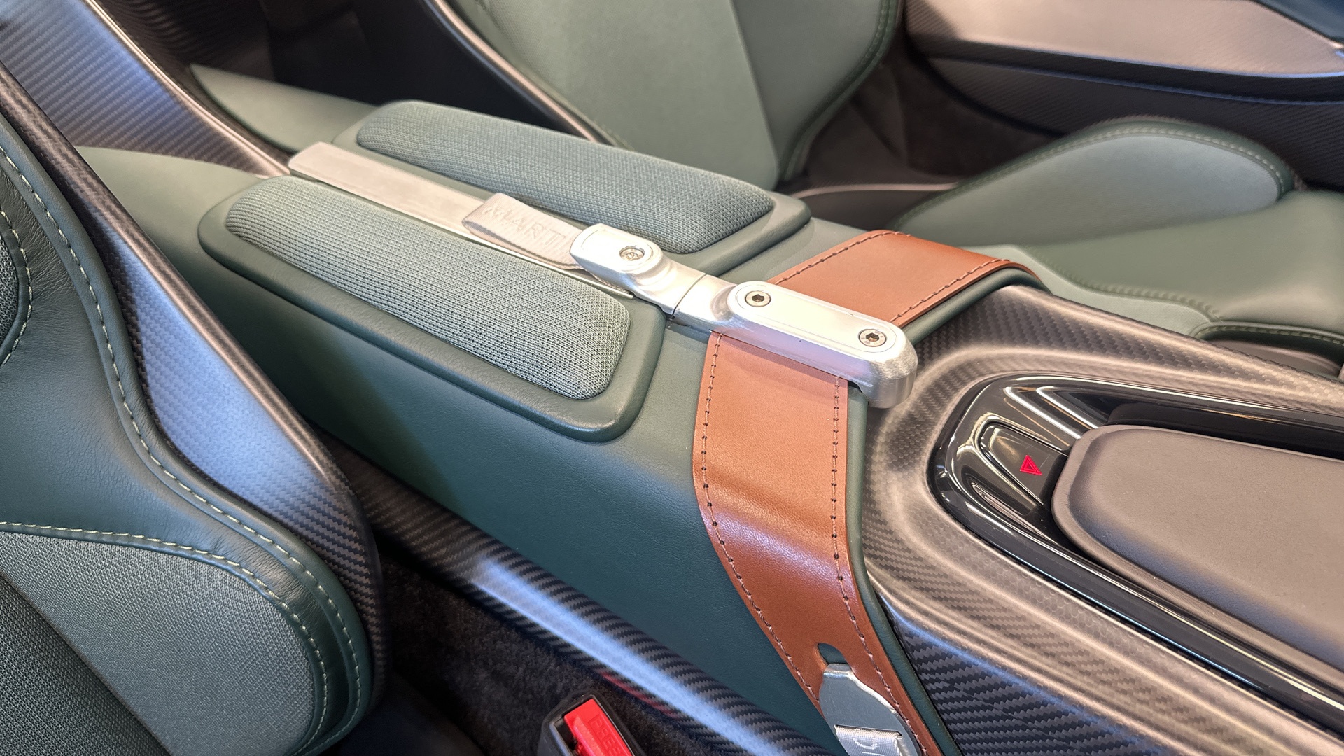aston martin,  v12 vantage,  v12 speedster,  speedster,  siêu xe,  dbr1,  cc100 speedster,  lamborghini,  ferrari,  mclaren,  maserati,  porsche,  bugatti,  koenigsegg,  pagani ảnh 15 aston martin,  v12 vantage,  v12 speedster,  speedster,  sieu xe,  dbr1,  cc100 speedster,  lamborghini,  ferrari,  mclaren,  maserati,  porsche,  bugatti,  koenigsegg,  pagani anh 15