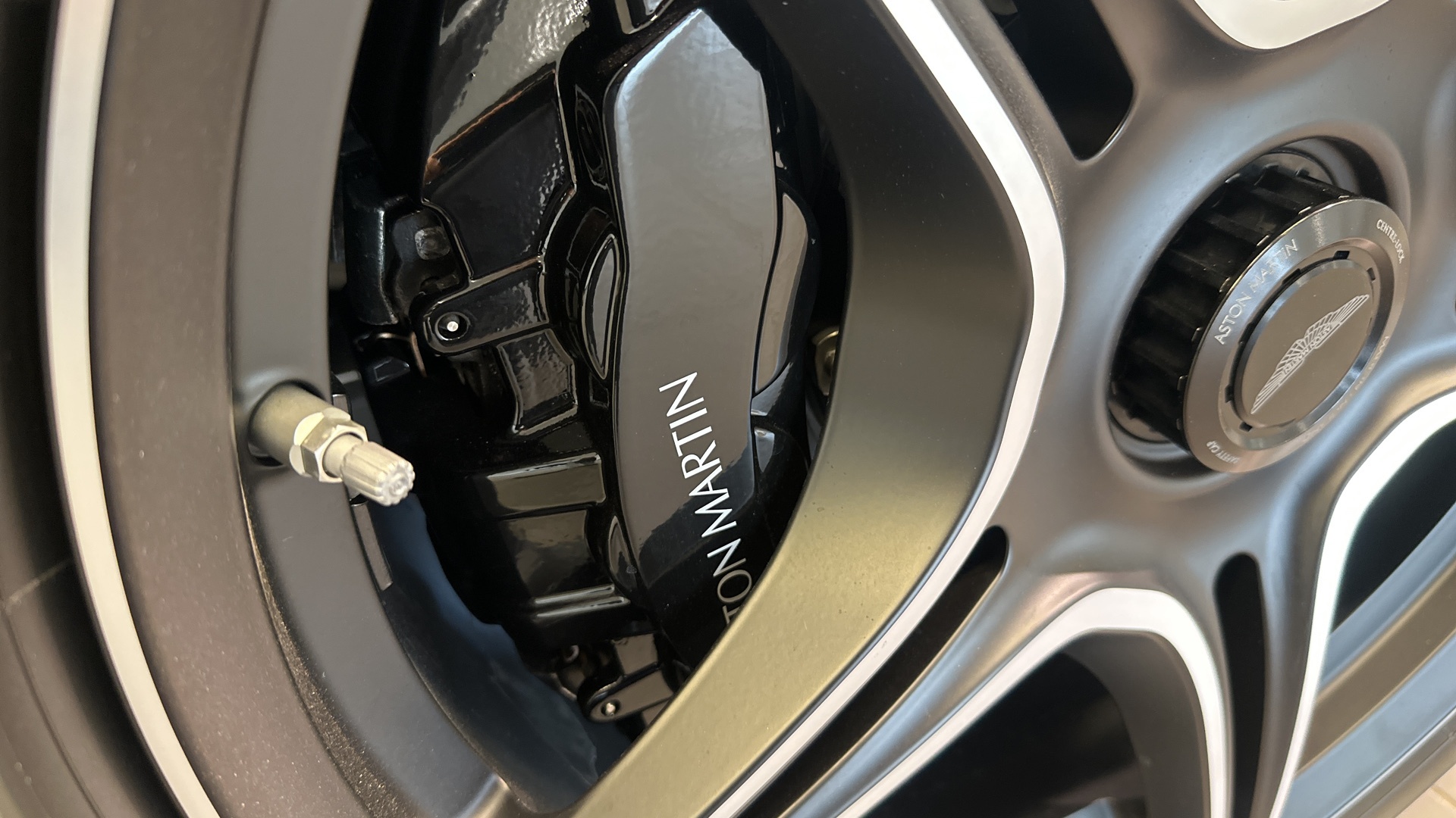 aston martin,  v12 vantage,  v12 speedster,  speedster,  siêu xe,  dbr1,  cc100 speedster,  lamborghini,  ferrari,  mclaren,  maserati,  porsche,  bugatti,  koenigsegg,  pagani ảnh 7 aston martin,  v12 vantage,  v12 speedster,  speedster,  sieu xe,  dbr1,  cc100 speedster,  lamborghini,  ferrari,  mclaren,  maserati,  porsche,  bugatti,  koenigsegg,  pagani anh 7