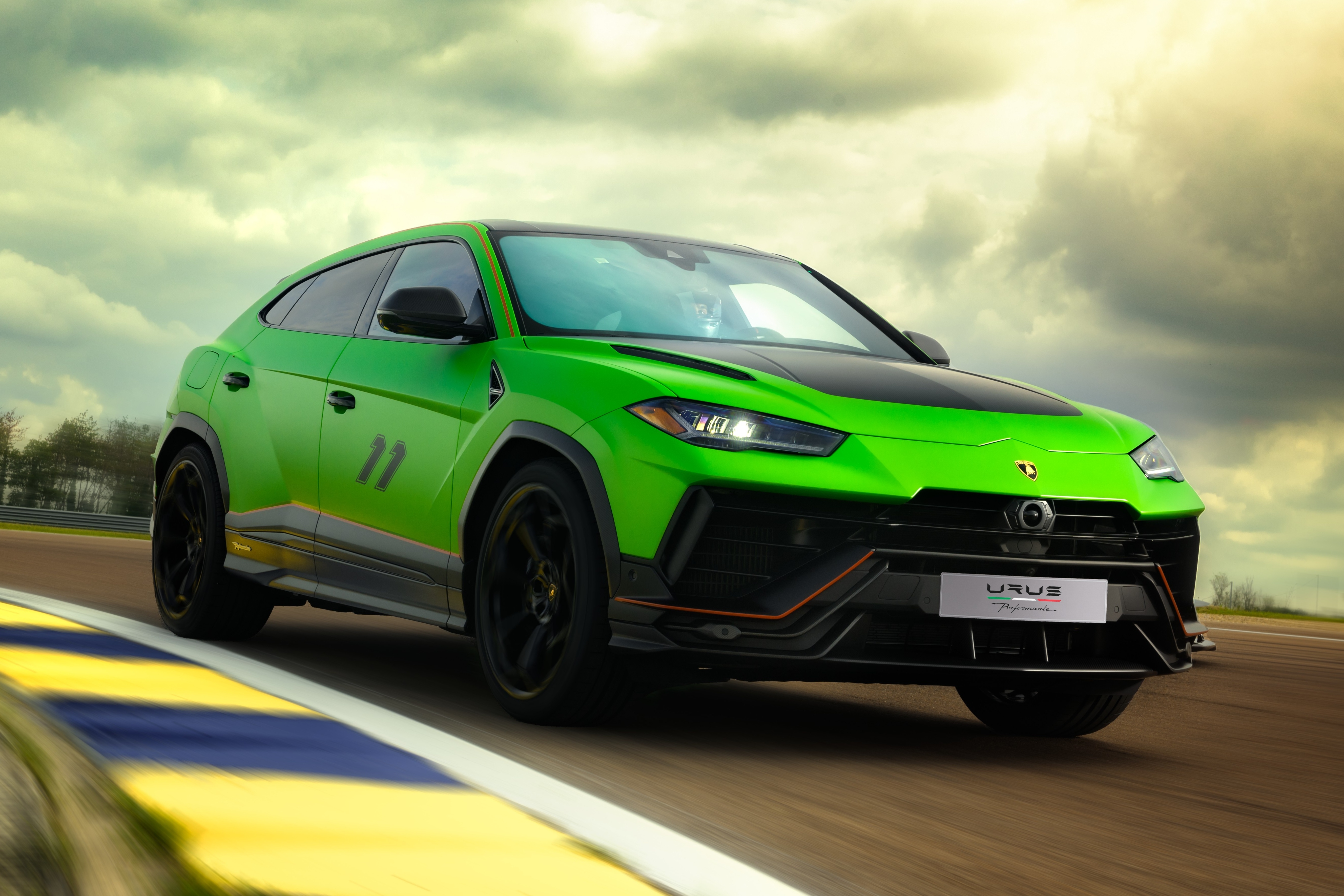 Lamborghini Urus Performante Essenza SCV12 mang phong cach hypercar hinh anh