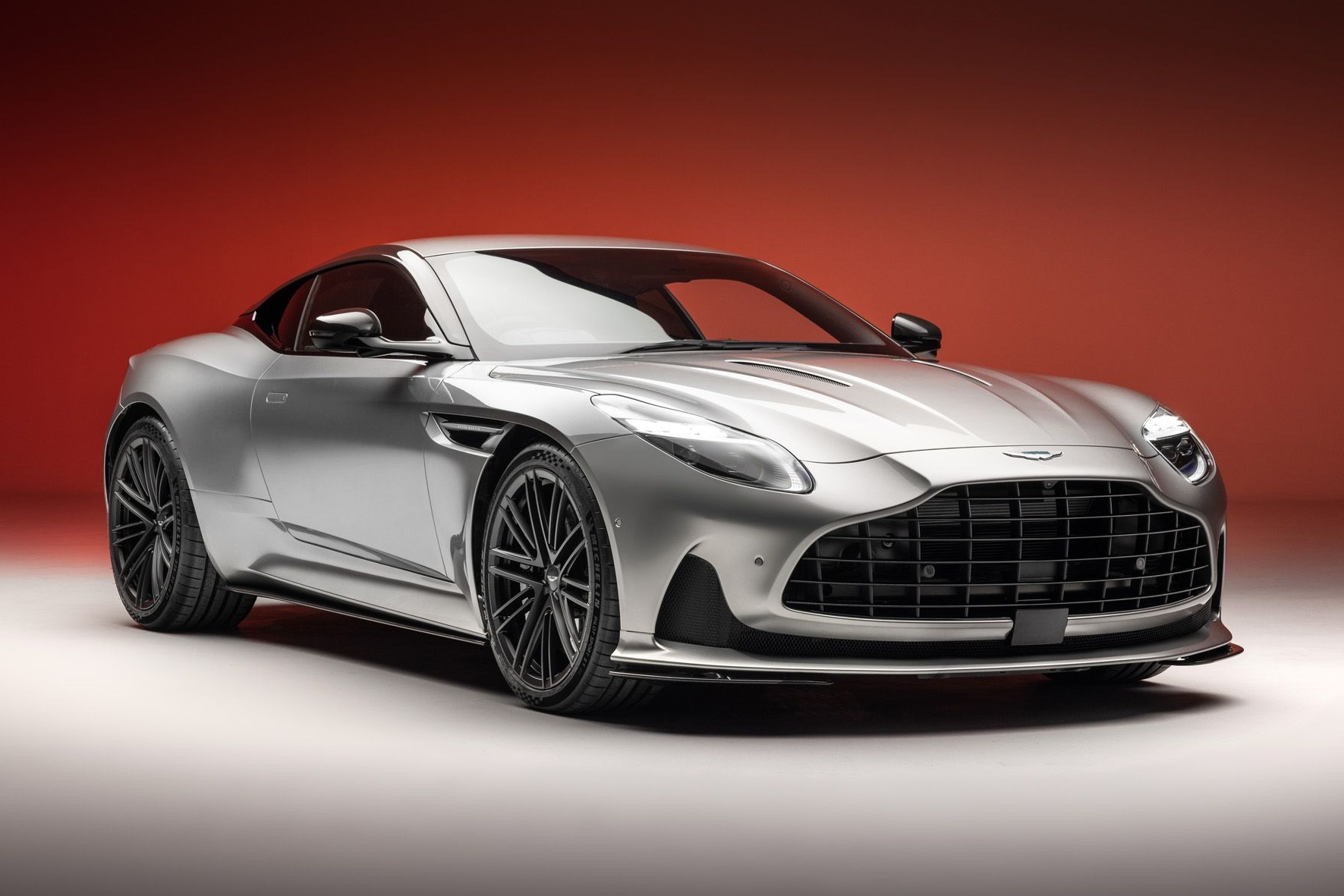 Aston Martin DB12 - sieu GT dau tien tren the gioi hinh anh