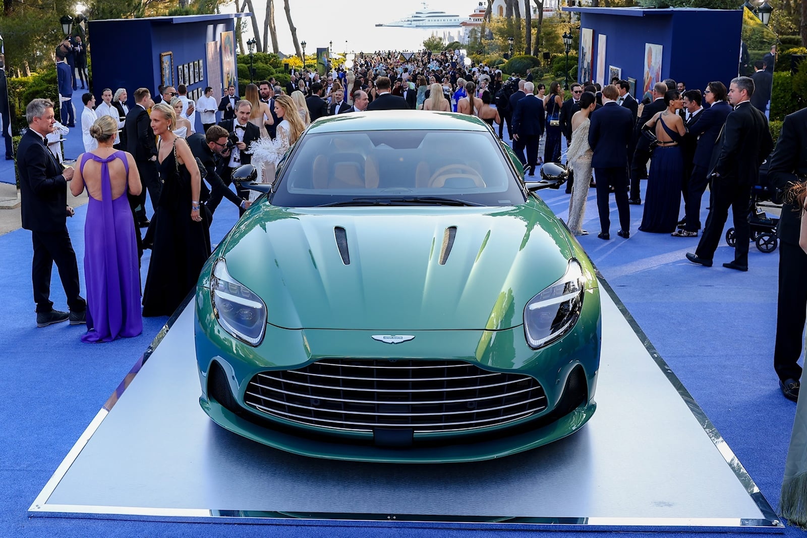 Chiec Aston Martin DB12 dau tien co gia 1,6 trieu USD hinh anh