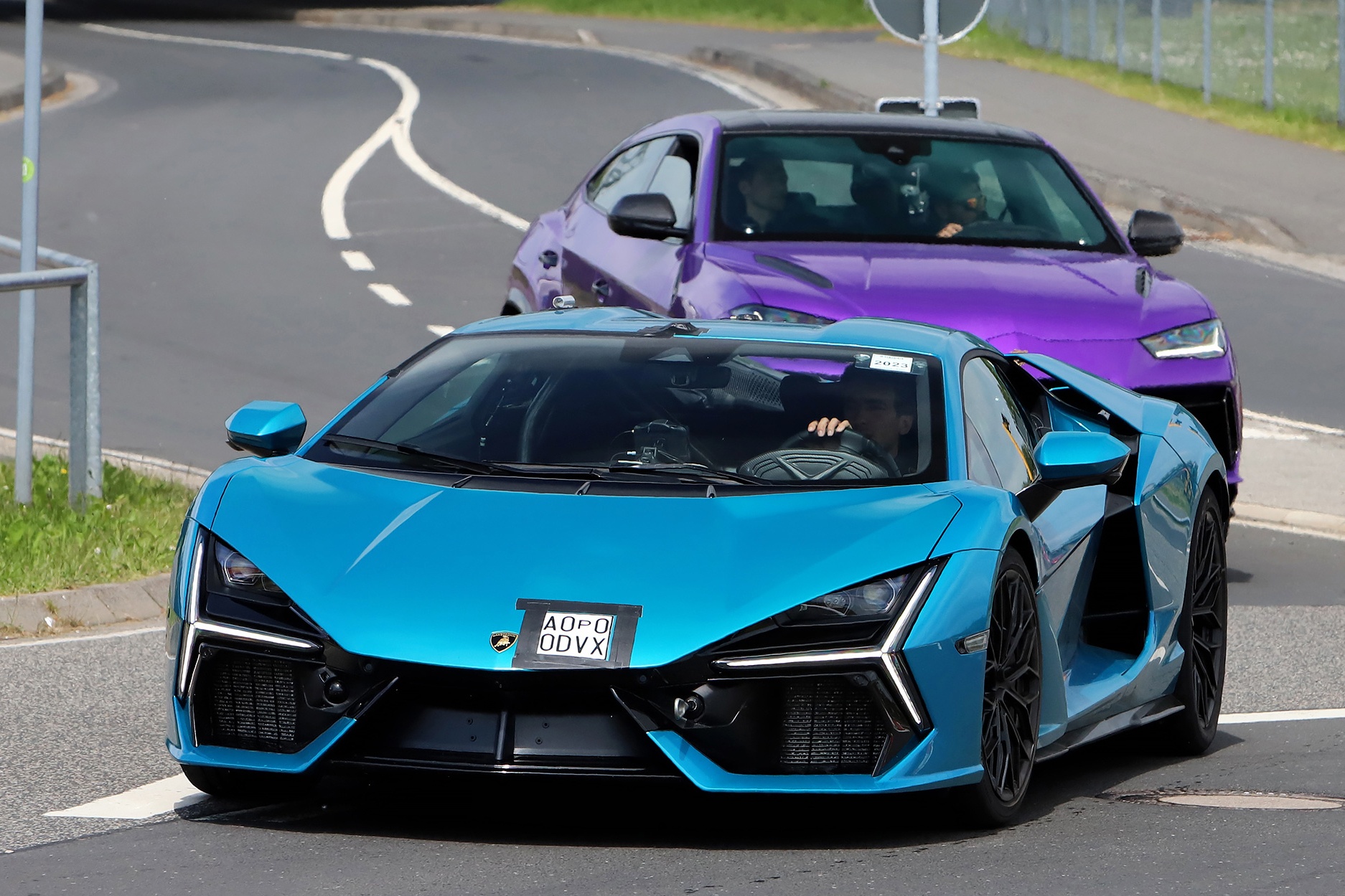 Lamborghini Revuelto mau doc lan banh tren duong pho hinh anh