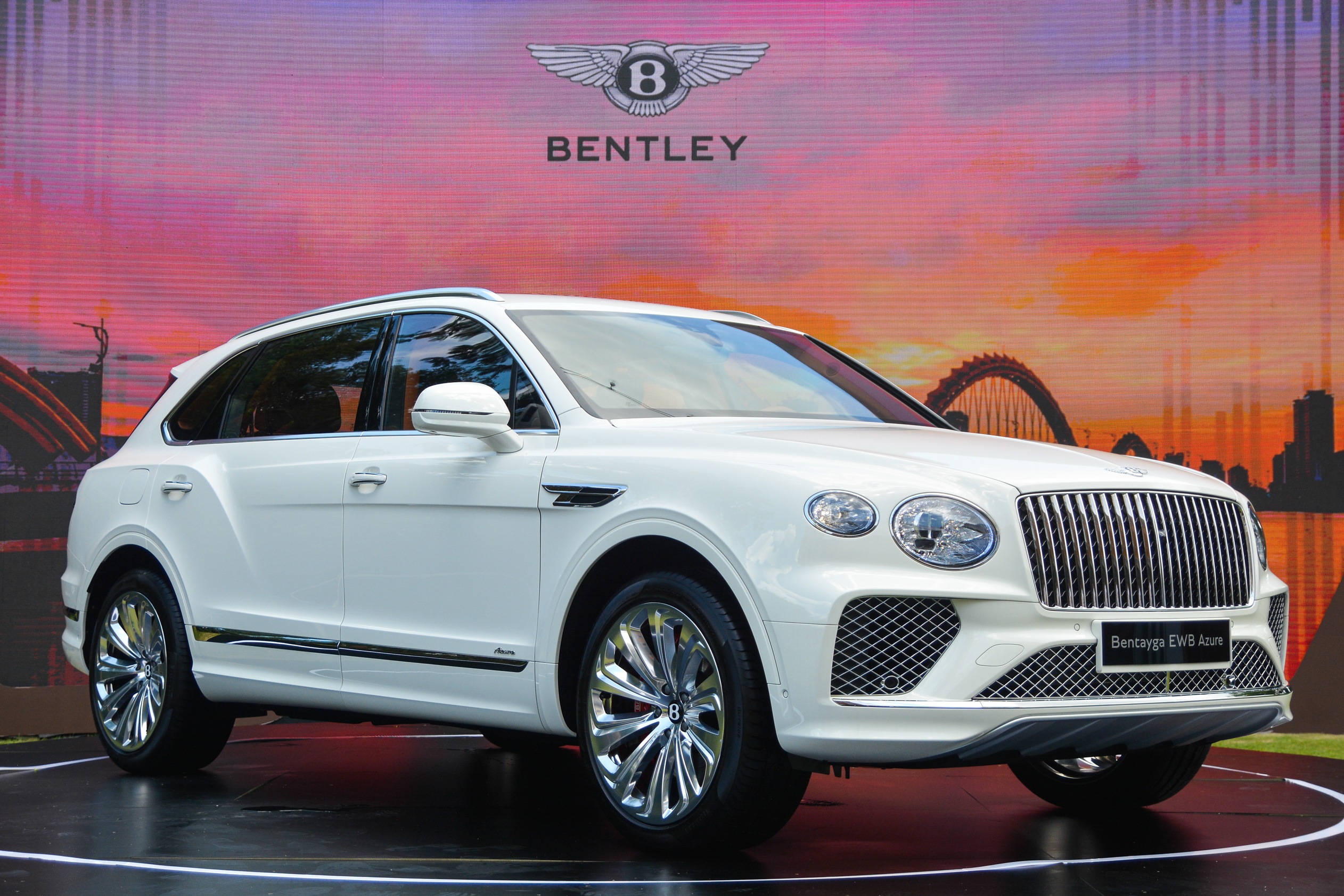 Chi tiet Bentley Bentayga EWB Azure tai Viet Nam, gia gan 21 ty dong hinh anh