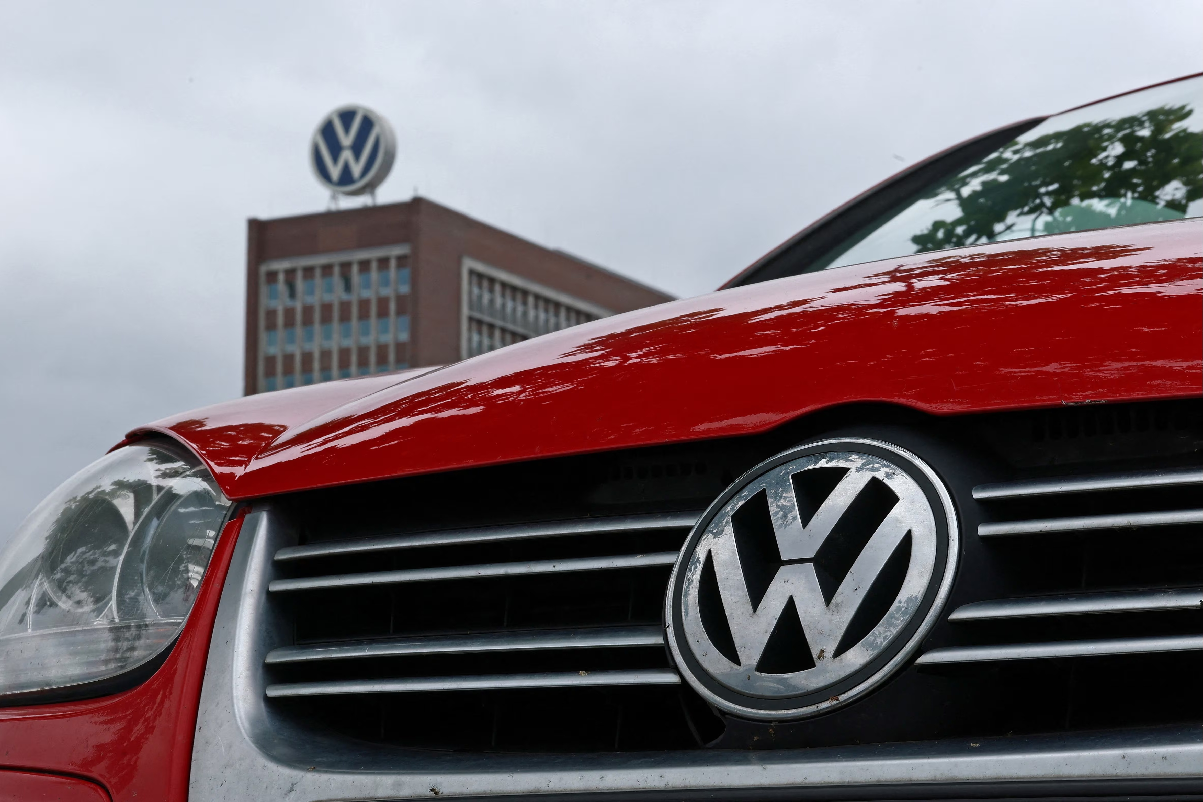 Volkswagen hạ mục tiêu tăng trưởng năm 2026