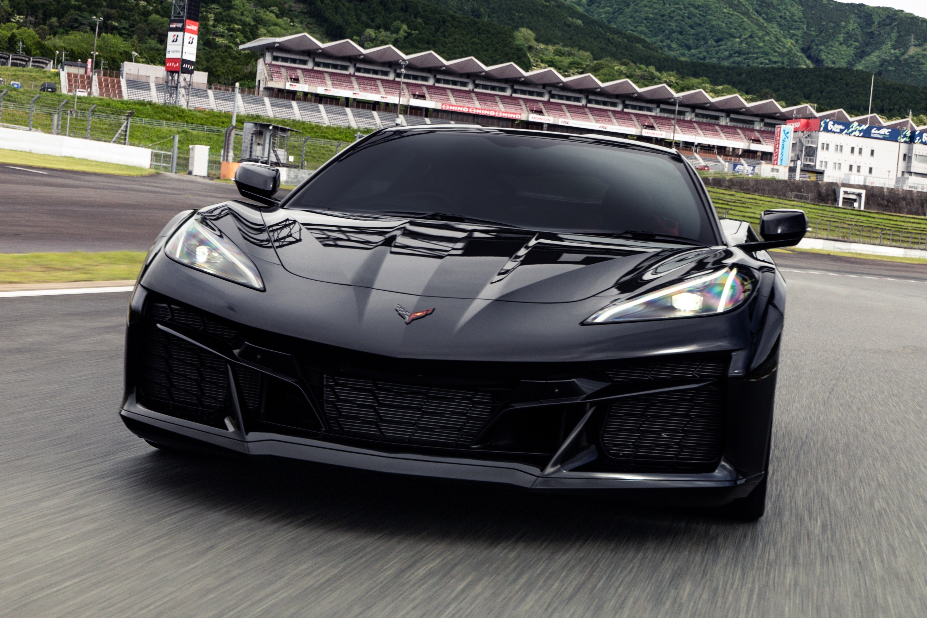 Chevrolet Corvette Z06 bi luoc bo ong xa dac trung o Nhat Ban hinh anh