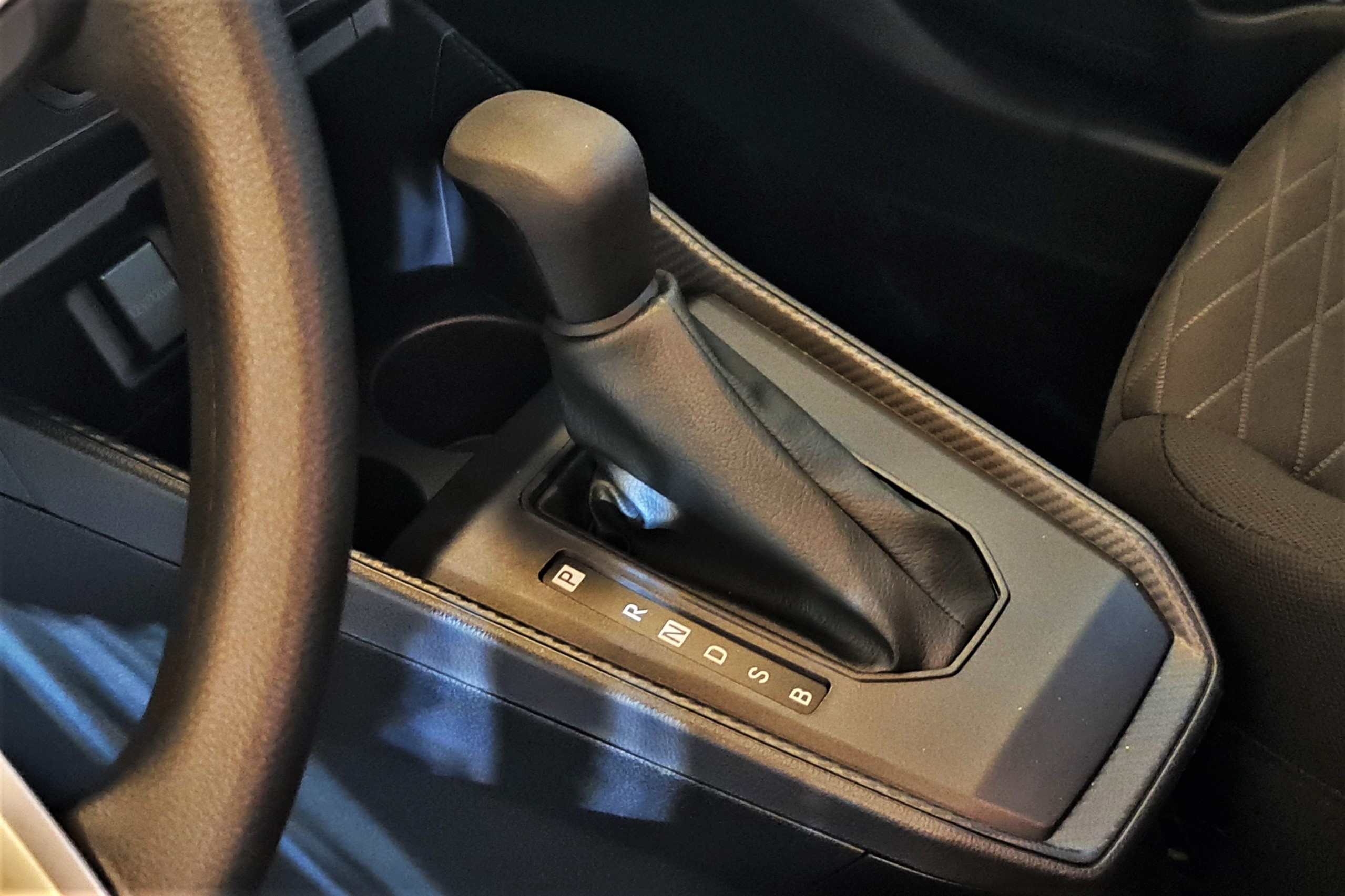 Y nghia ky tu la tren can so Toyota Wigo hinh anh