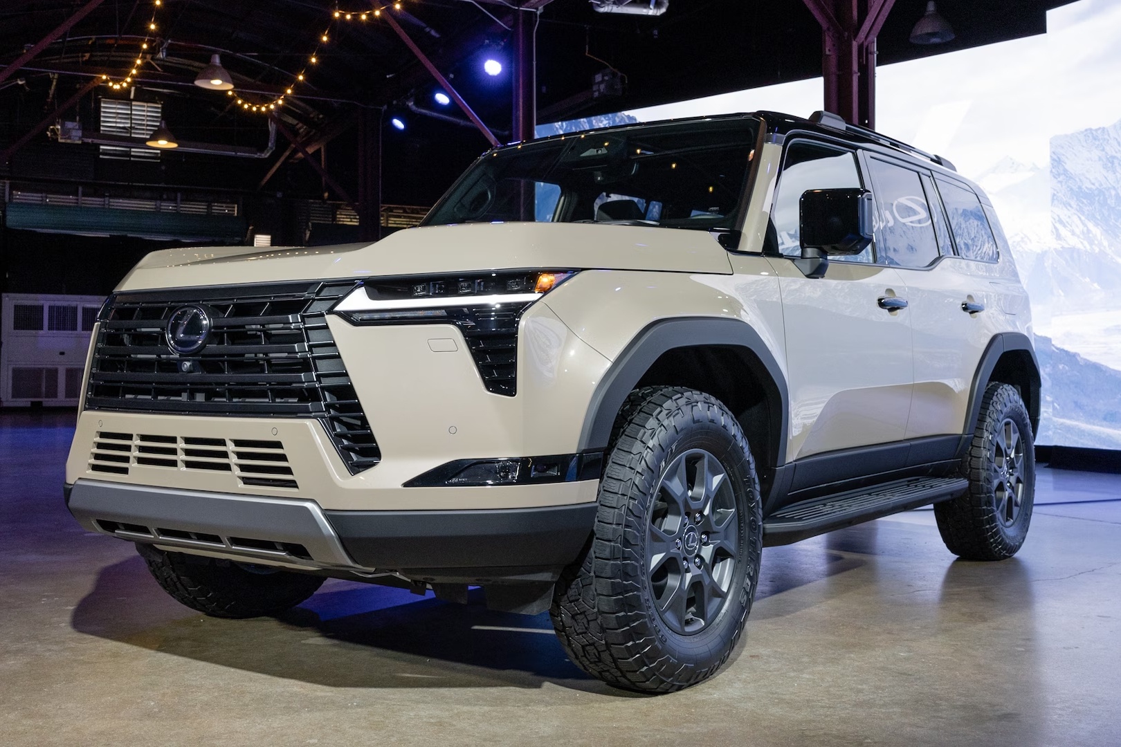 Lexus GX hoan toan moi ra mat - ngon ngu thiet ke la mat hinh anh