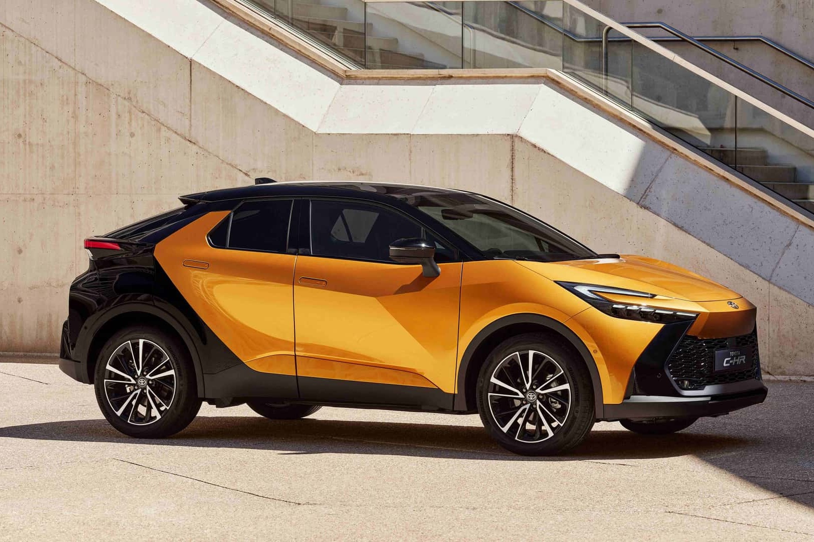 Toyota C-HR the he thu 2 chi co dong co hybrid hinh anh