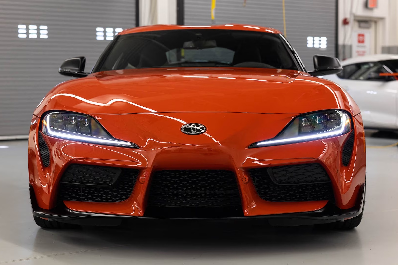 Can canh Toyota Supra phien ban ky niem 45 nam hinh anh