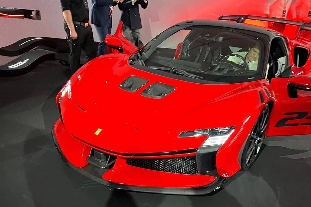 Phien ban moi cua Ferrari SF90 Stradale lo anh truoc ngay ra mat hinh anh