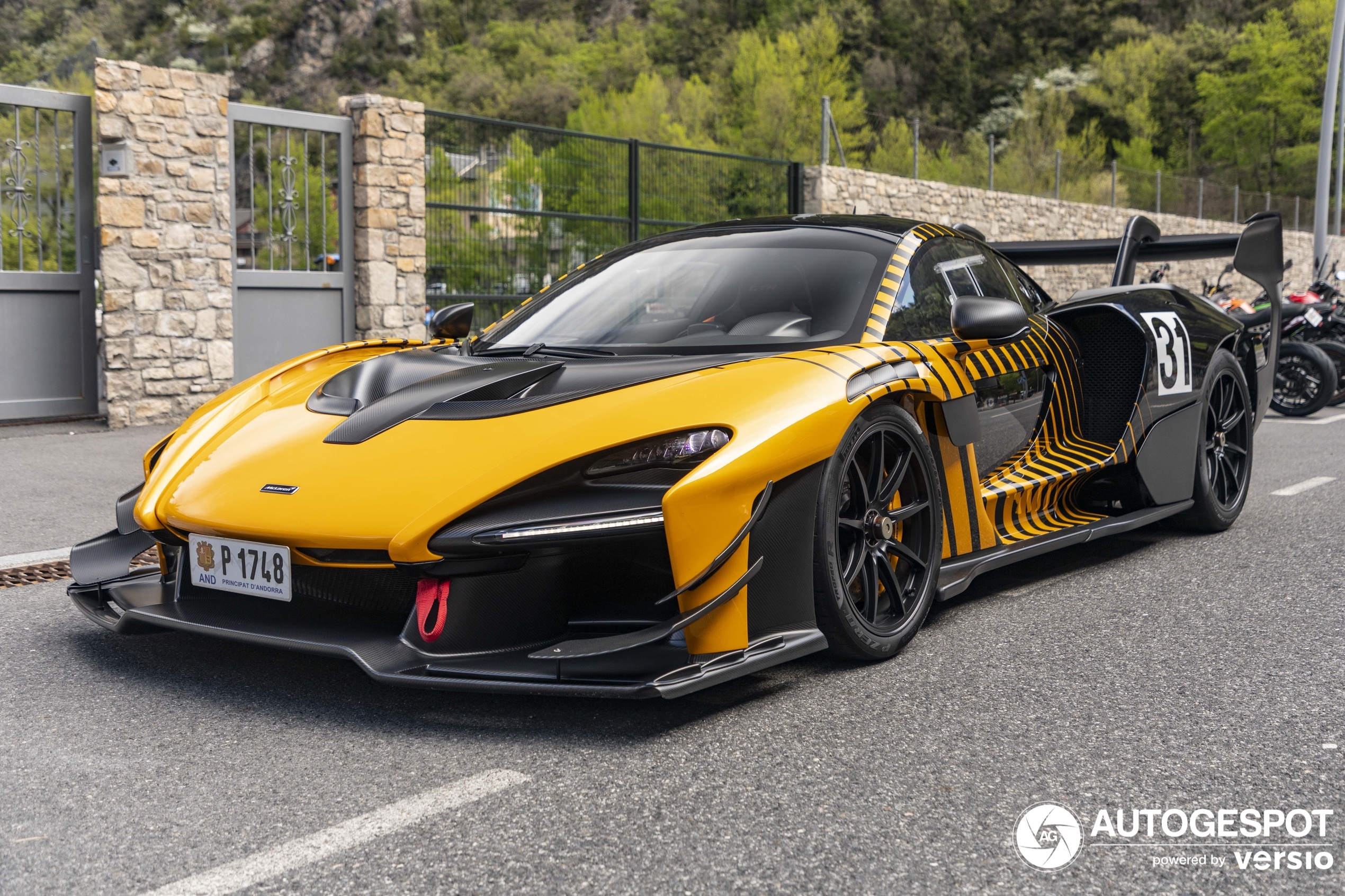 McLaren Senna GTR lan banh tren duong pho hinh anh