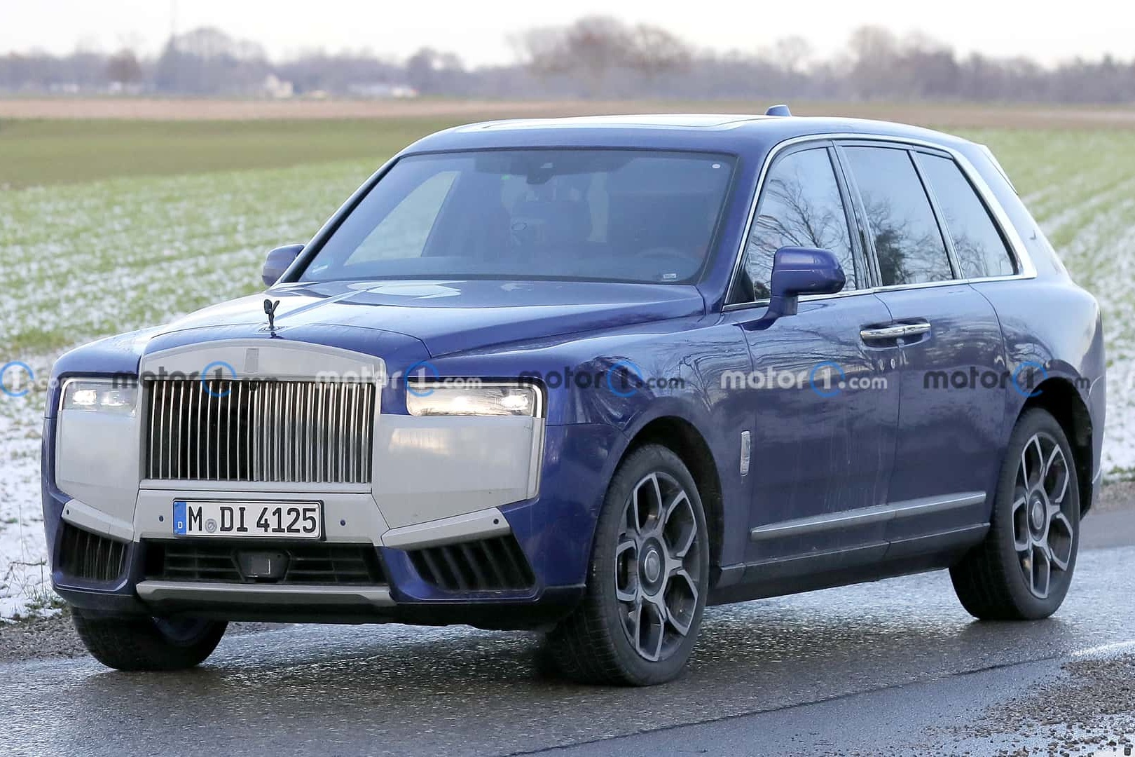 Rolls-Royce Cullinan phien ban moi lo dien tren duong pho hinh anh