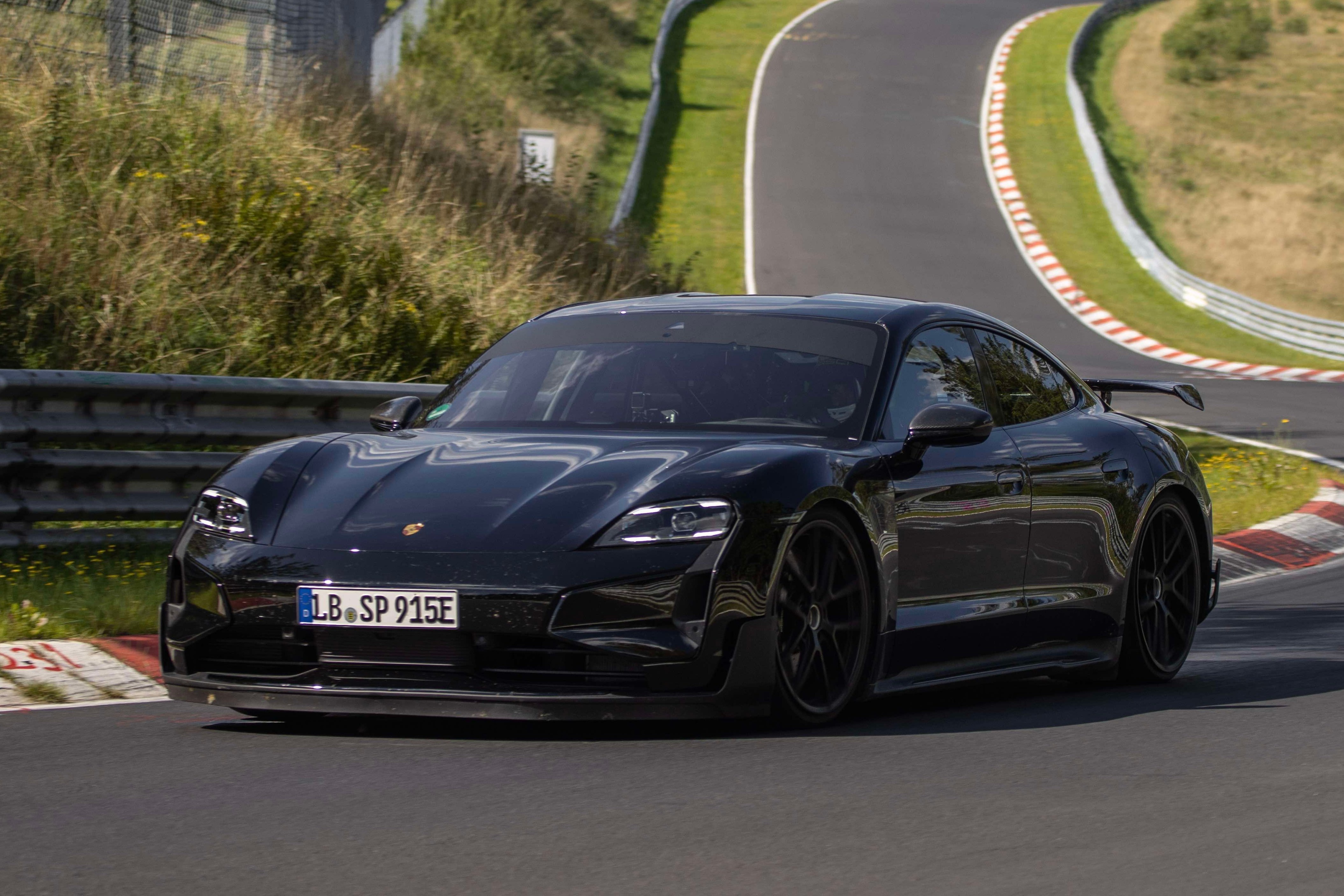 Chua ra mat, Porsche Taycan moi da xo do thanh tich cua Tesla hinh anh