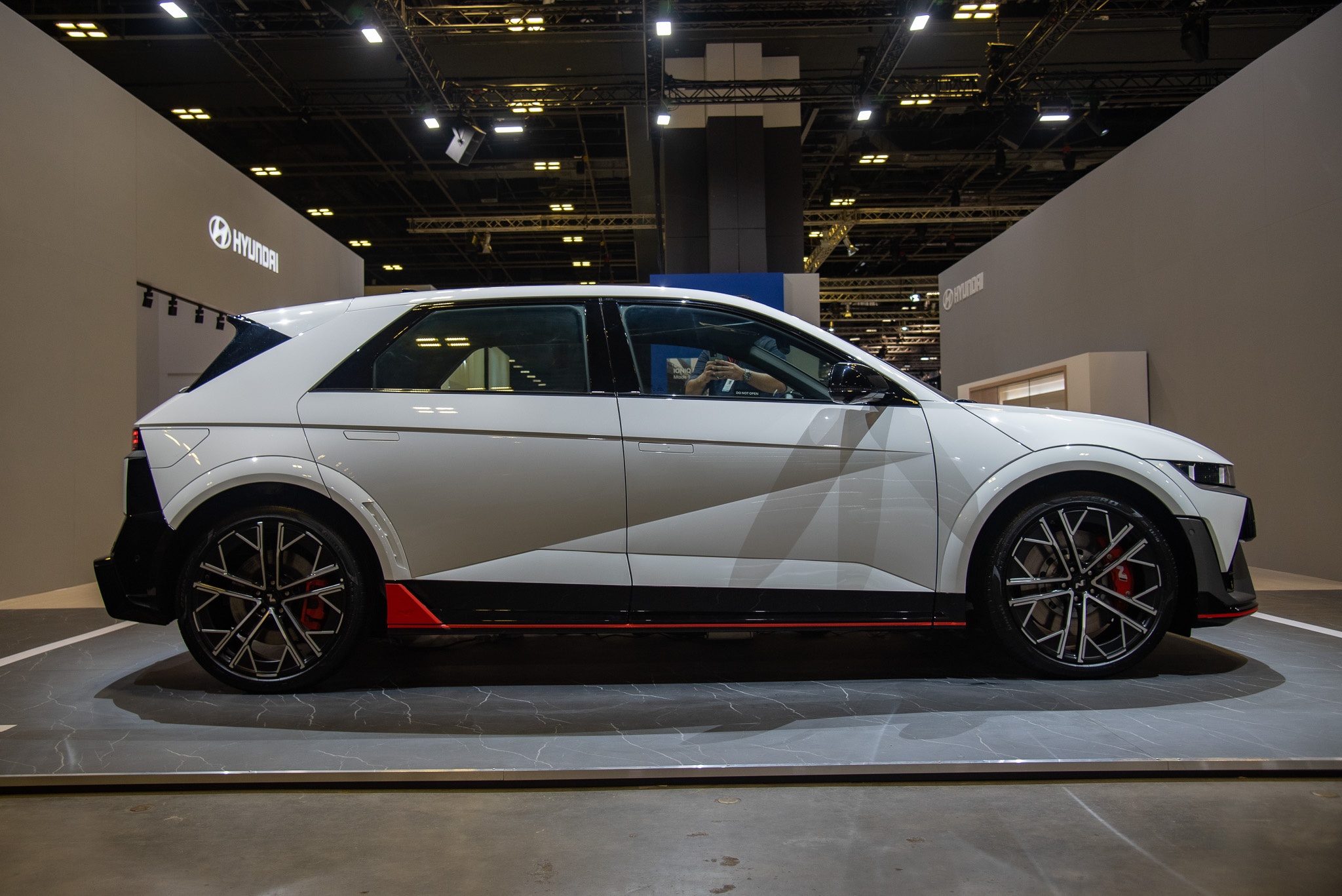 singapore,  singapore motor show,  singapore motor show 2024,  mercedes-benz,  audi,  bmw,  xe dien,  ev,  hybrid,  hyundai,  polestar,  suzuki,  jimny,  mg,  cyberster,  kia,  ioniq 5,  kia ev9,  lexus,  lbx anh 52