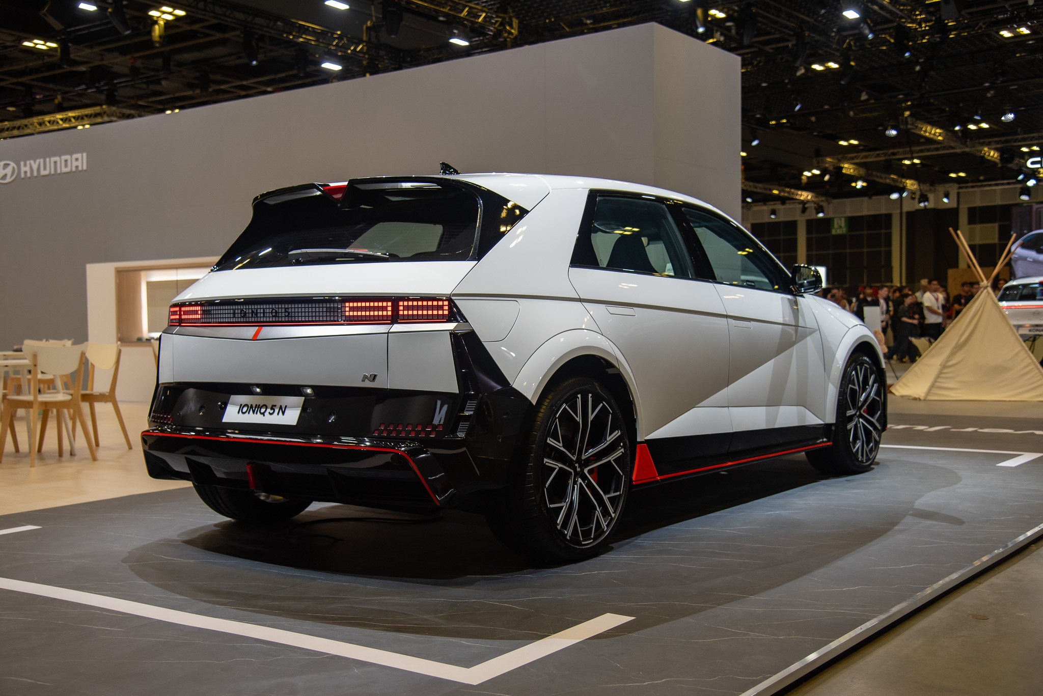 singapore,  singapore motor show,  singapore motor show 2024,  mercedes-benz,  audi,  bmw,  xe dien,  ev,  hybrid,  hyundai,  polestar,  suzuki,  jimny,  mg,  cyberster,  kia,  ioniq 5,  kia ev9,  lexus,  lbx anh 51