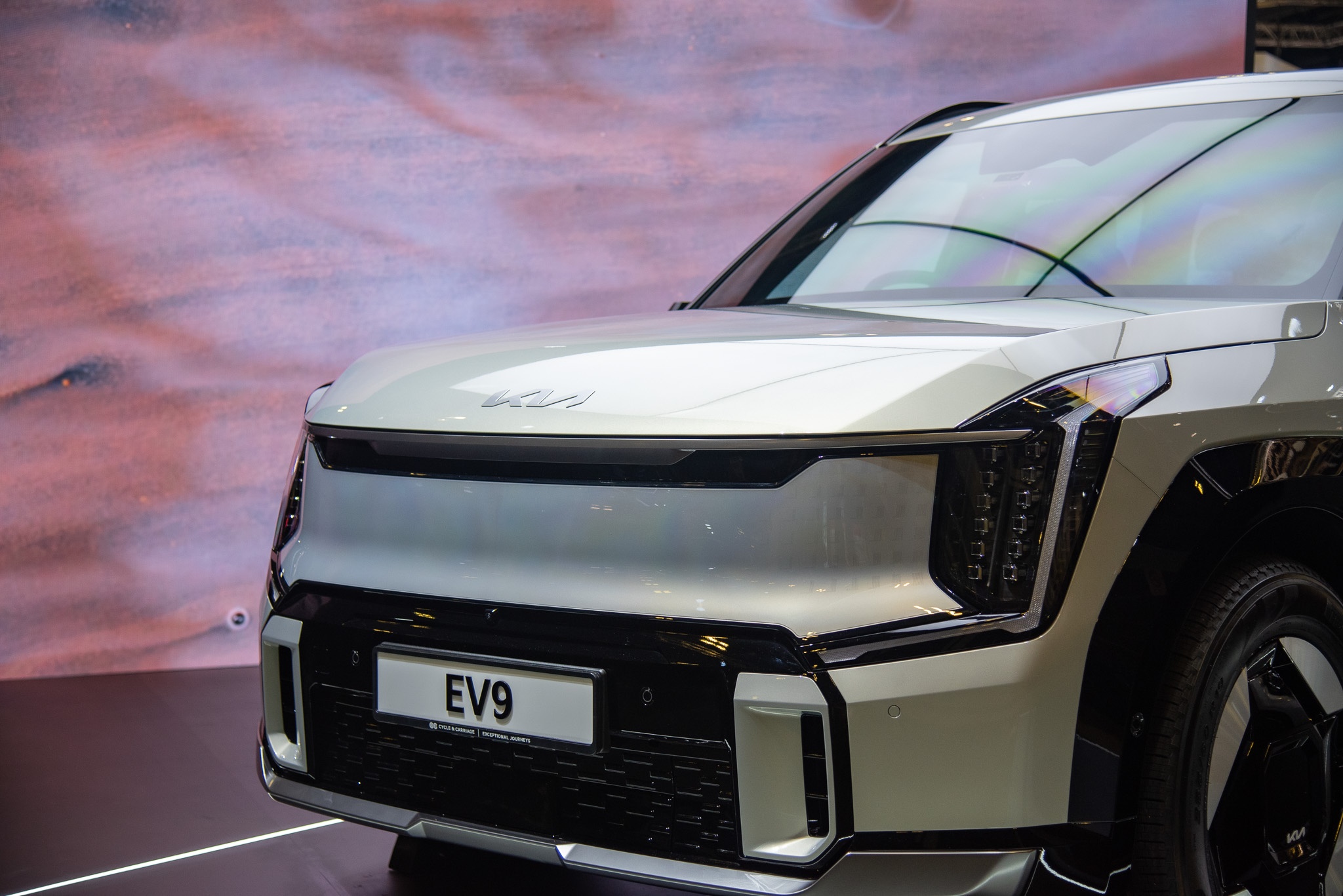 singapore,  singapore motor show,  singapore motor show 2024,  mercedes-benz,  audi,  bmw,  xe dien,  ev,  hybrid,  hyundai,  polestar,  suzuki,  jimny,  mg,  cyberster,  kia,  ioniq 5,  kia ev9,  lexus,  lbx anh 57