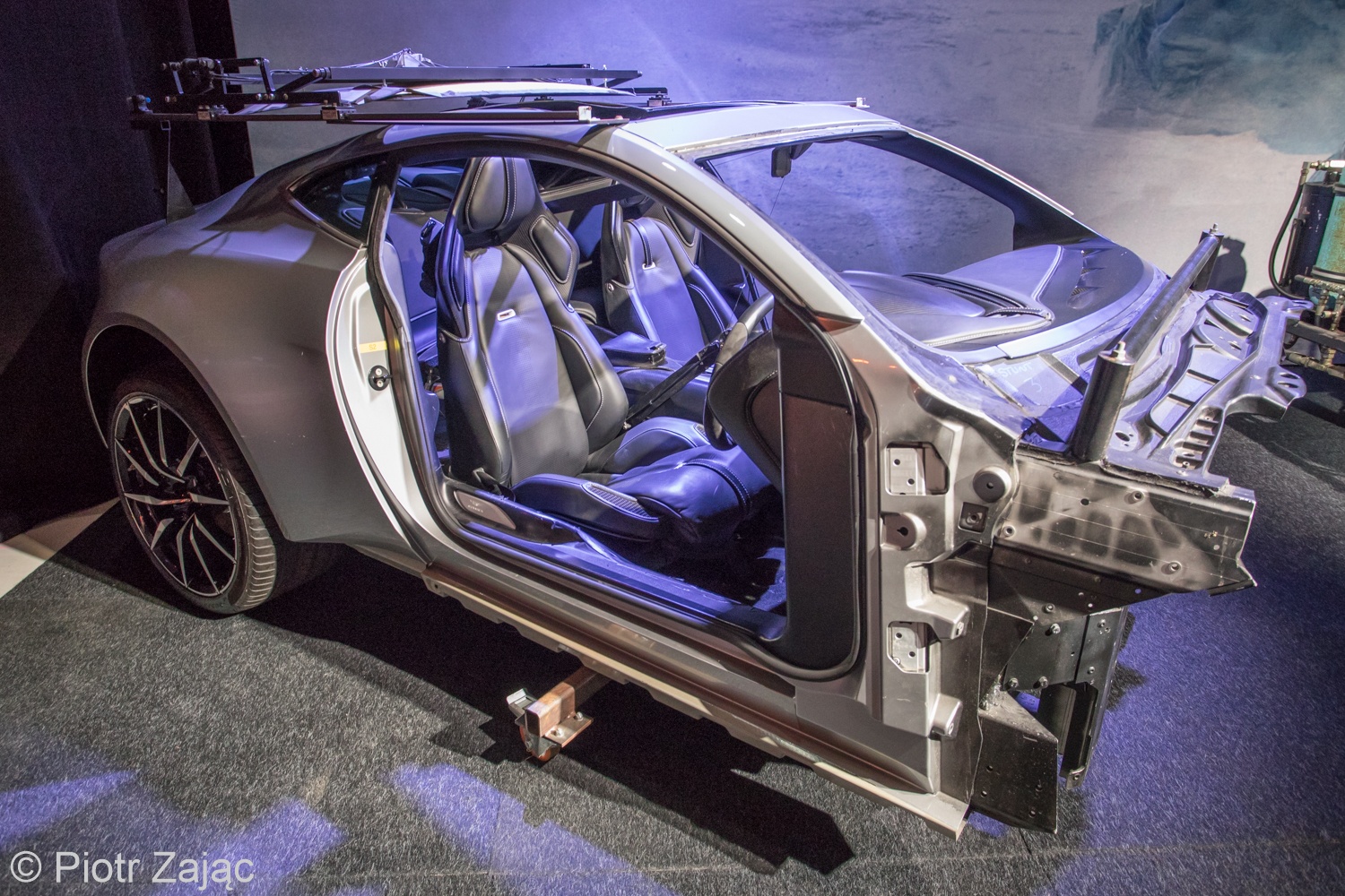 james bond,  aston martin,  dbs,  db9,  db5,  vantage,  vanquish,  diep vien,  james bond 007,  007,  phim,  trien lam,  bmw,  jaguar,  land rover,  bond in motion anh 12