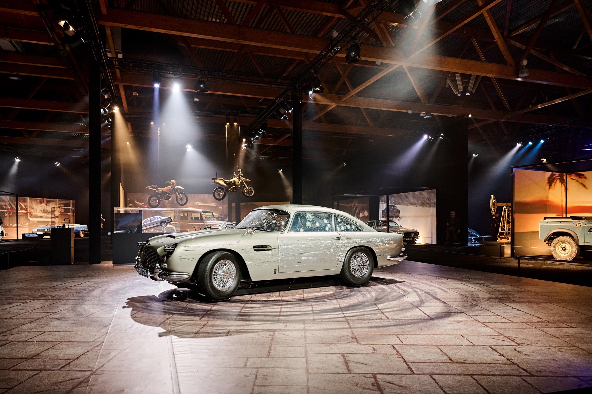 james bond,  aston martin,  dbs,  db9,  db5,  vantage,  vanquish,  diep vien,  james bond 007,  007,  phim,  trien lam,  bmw,  jaguar,  land rover,  bond in motion anh 2