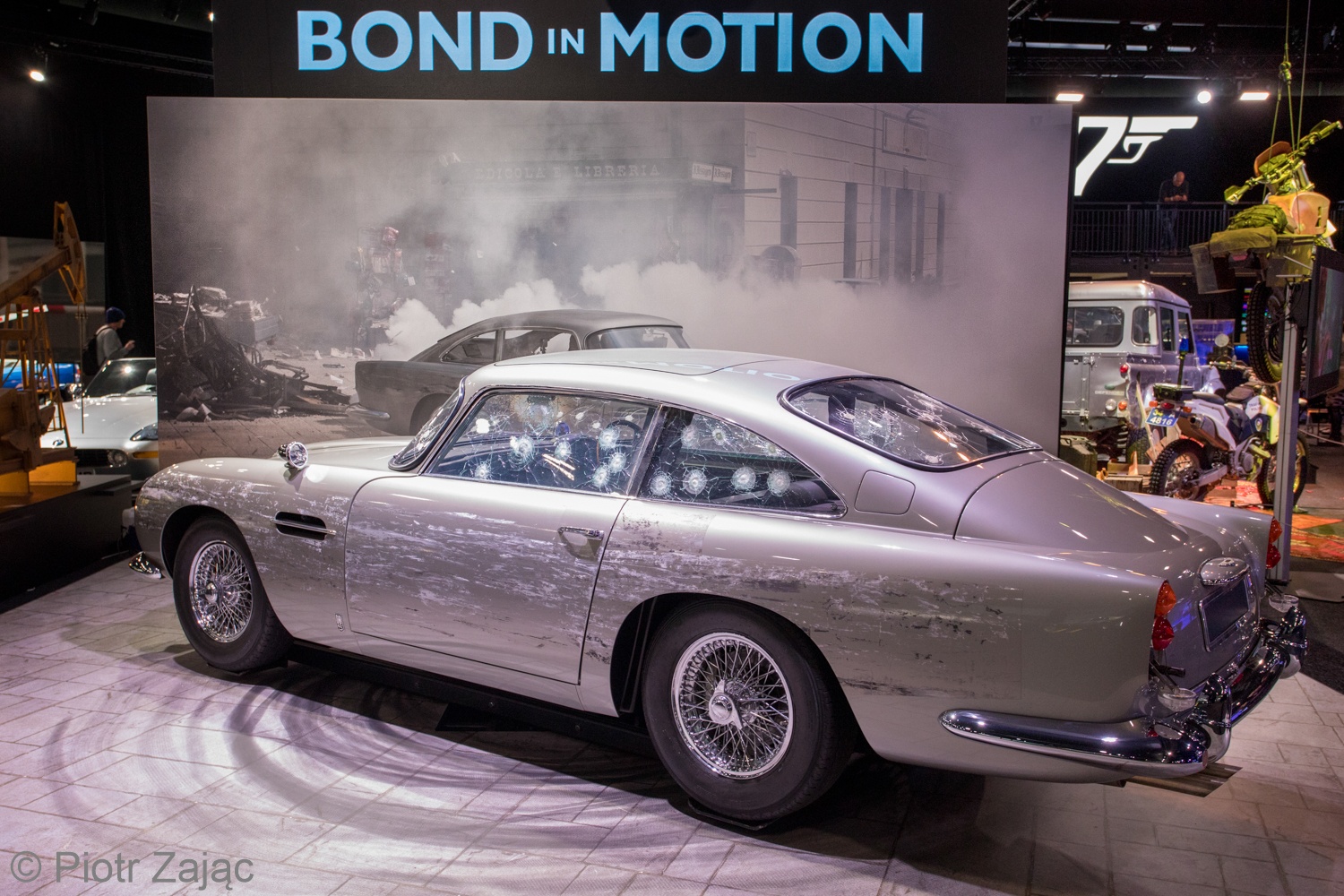 james bond,  aston martin,  dbs,  db9,  db5,  vantage,  vanquish,  diep vien,  james bond 007,  007,  phim,  trien lam,  bmw,  jaguar,  land rover,  bond in motion anh 4