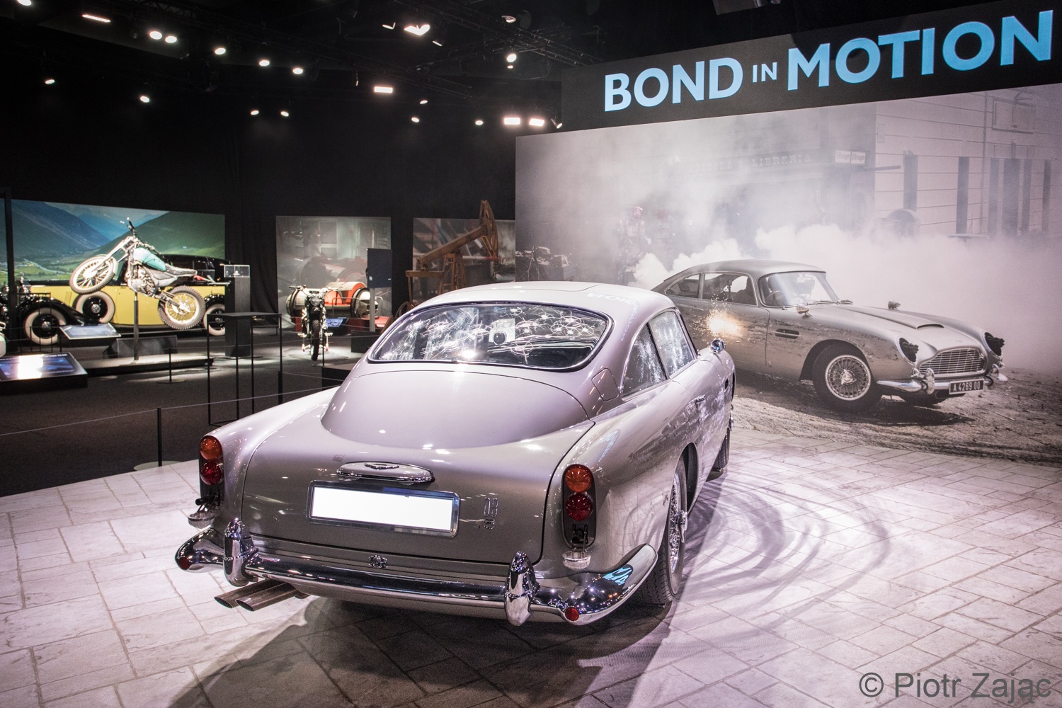 james bond,  aston martin,  dbs,  db9,  db5,  vantage,  vanquish,  diep vien,  james bond 007,  007,  phim,  trien lam,  bmw,  jaguar,  land rover,  bond in motion anh 5