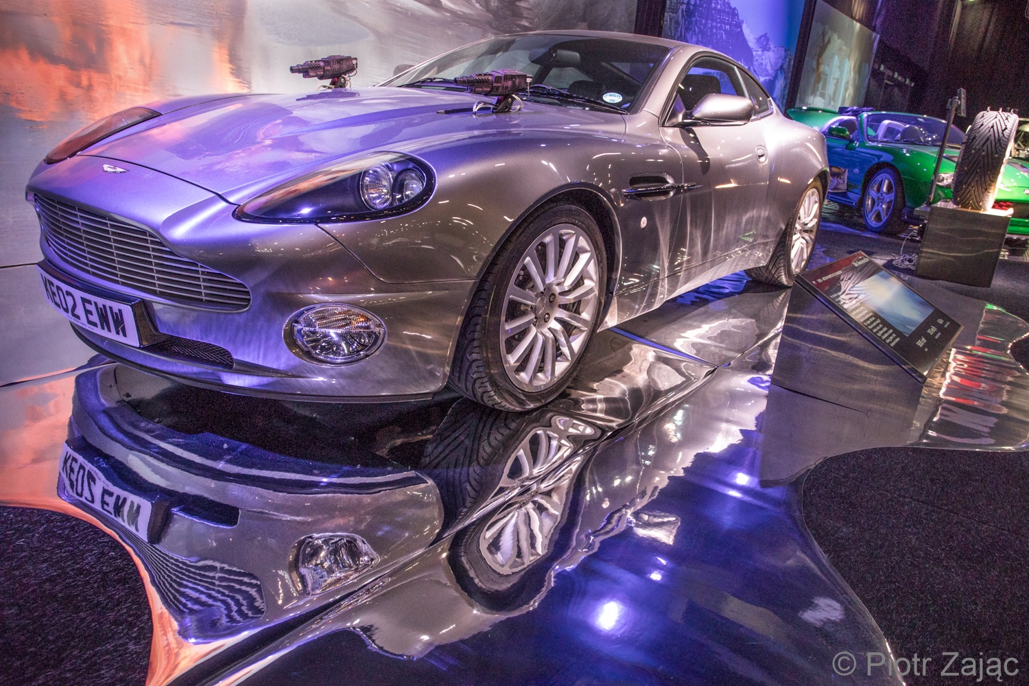 james bond,  aston martin,  dbs,  db9,  db5,  vantage,  vanquish,  diep vien,  james bond 007,  007,  phim,  trien lam,  bmw,  jaguar,  land rover,  bond in motion anh 14