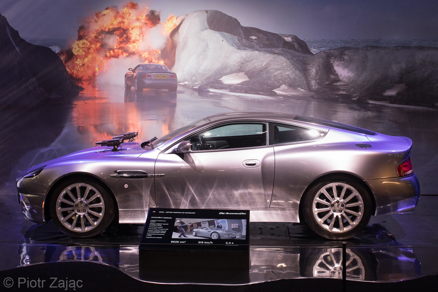 james bond,  aston martin,  dbs,  db9,  db5,  vantage,  vanquish,  diep vien,  james bond 007,  007,  phim,  trien lam,  bmw,  jaguar,  land rover,  bond in motion anh 15