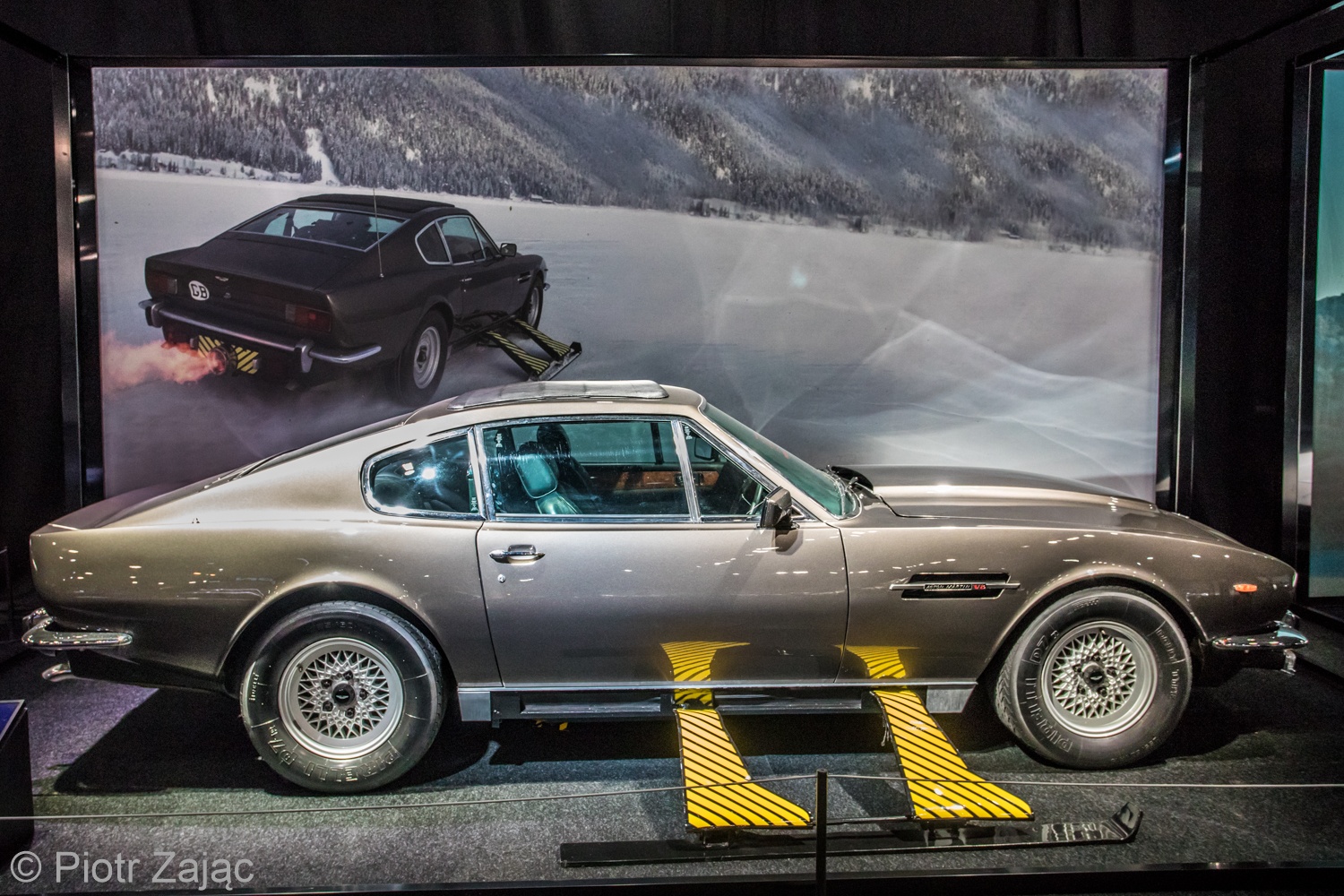 james bond,  aston martin,  dbs,  db9,  db5,  vantage,  vanquish,  diep vien,  james bond 007,  007,  phim,  trien lam,  bmw,  jaguar,  land rover,  bond in motion anh 18