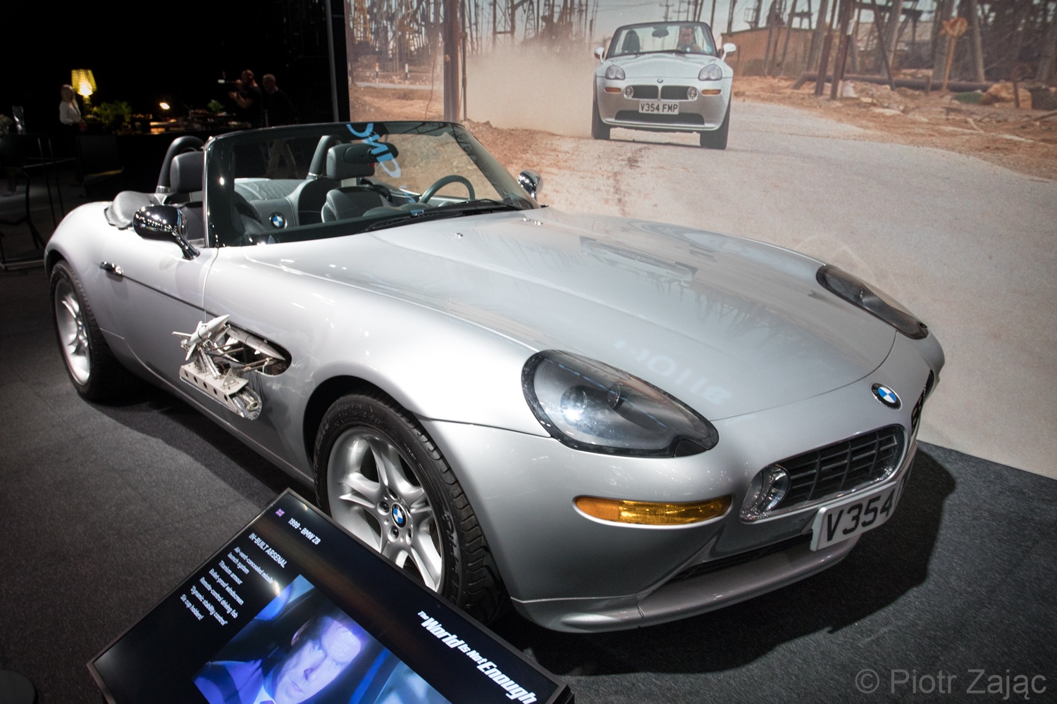 james bond,  aston martin,  dbs,  db9,  db5,  vantage,  vanquish,  diep vien,  james bond 007,  007,  phim,  trien lam,  bmw,  jaguar,  land rover,  bond in motion anh 19