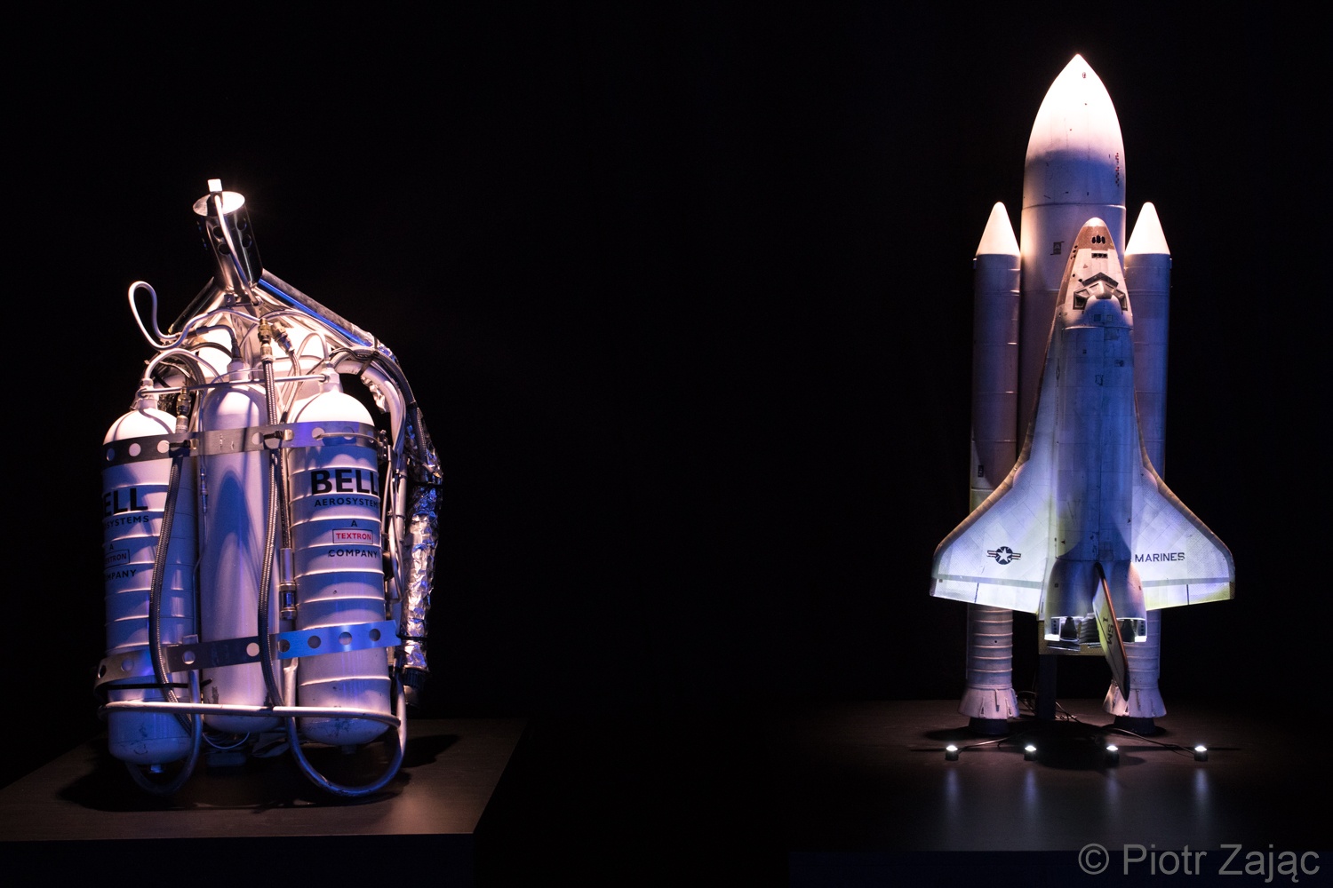 james bond,  aston martin,  dbs,  db9,  db5,  vantage,  vanquish,  diep vien,  james bond 007,  007,  phim,  trien lam,  bmw,  jaguar,  land rover,  bond in motion anh 22