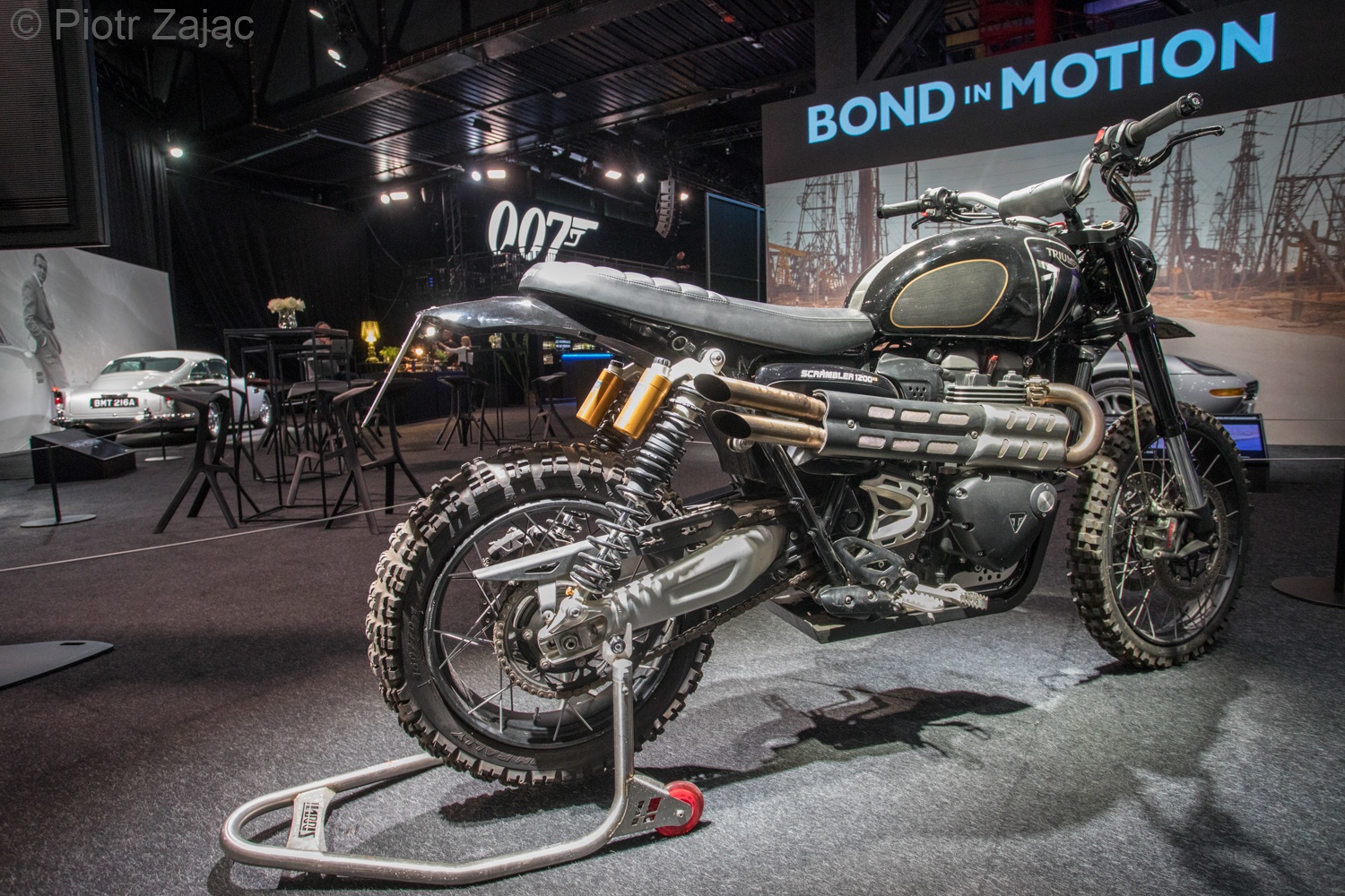 james bond,  aston martin,  dbs,  db9,  db5,  vantage,  vanquish,  diep vien,  james bond 007,  007,  phim,  trien lam,  bmw,  jaguar,  land rover,  bond in motion anh 21