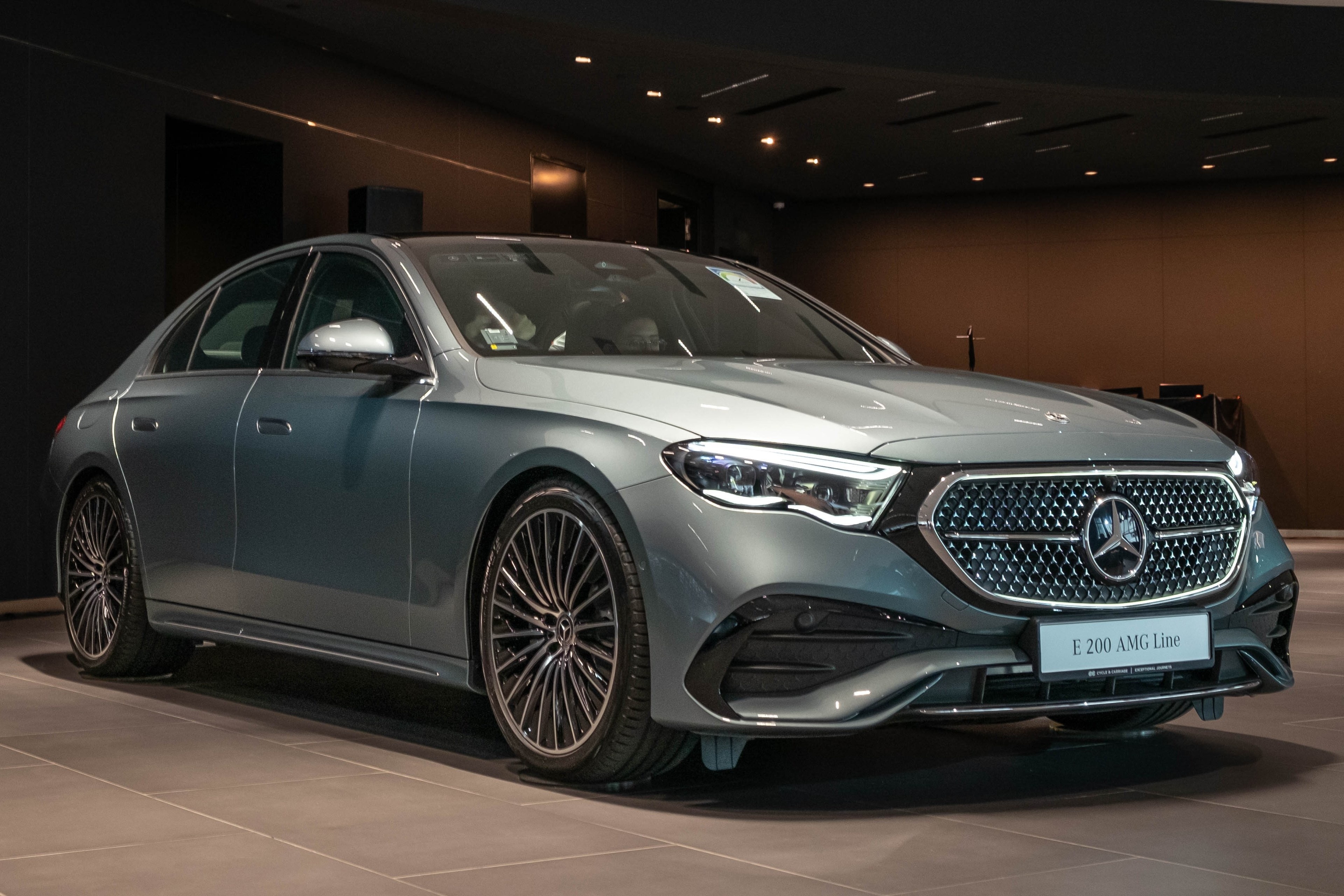 Mercedes-Benz E-Class the he moi co mat tai Singapore, se som ve VN hinh anh