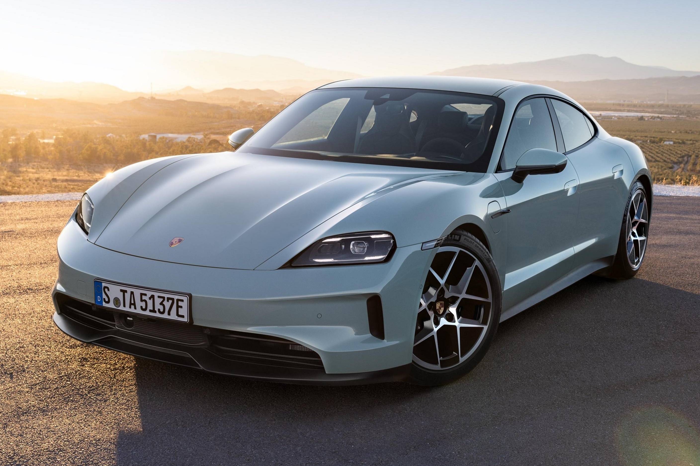 Porsche Taycan 2024 - mau xe manh nhat cua Porsche hinh anh