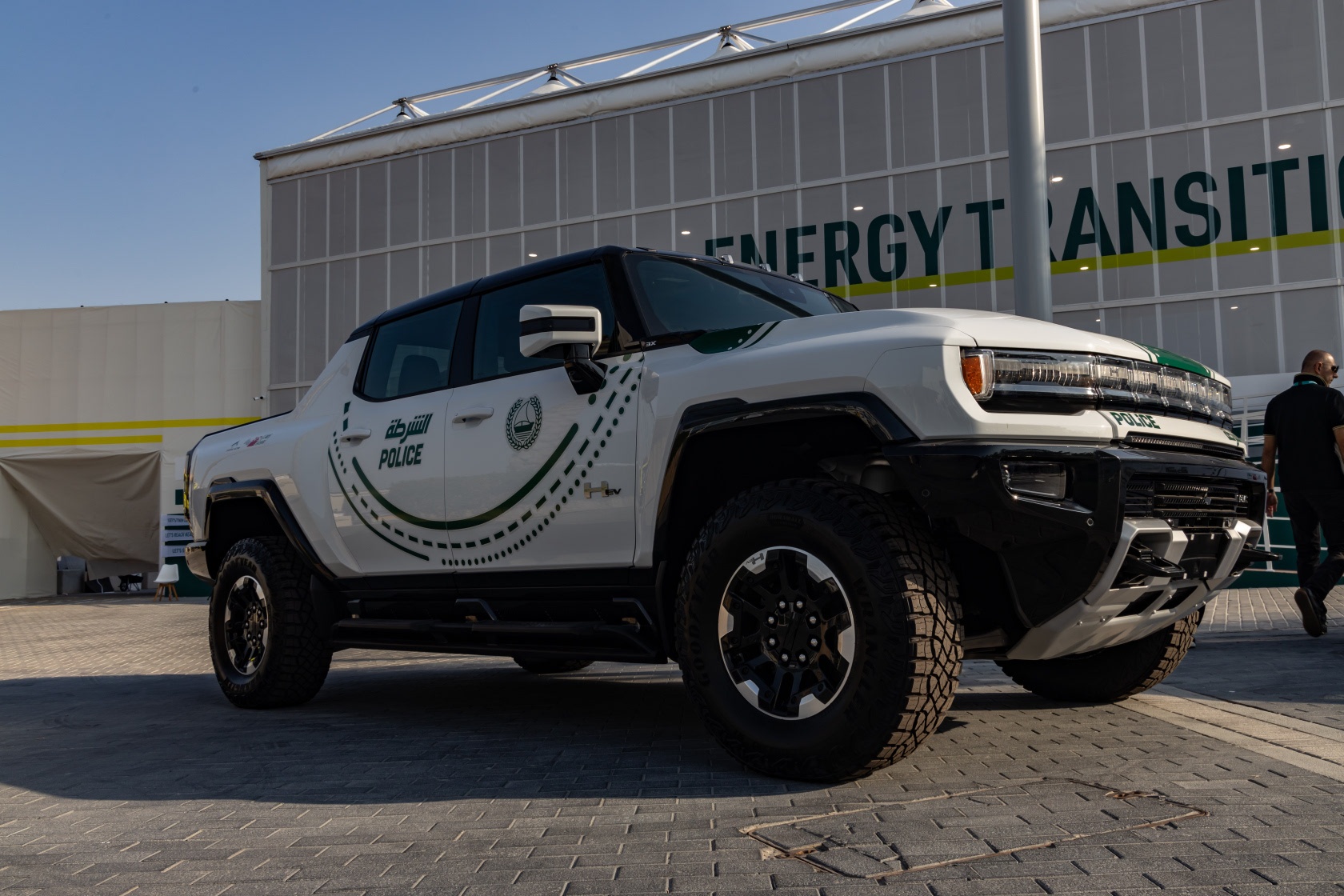 canh sat,  dubai,  sieu xe,  canh sat dubai. lamborghini,  lotus eletre,  hummer,  ram trx,  mclaren,  artura,  mercedes,  eqs anh 5