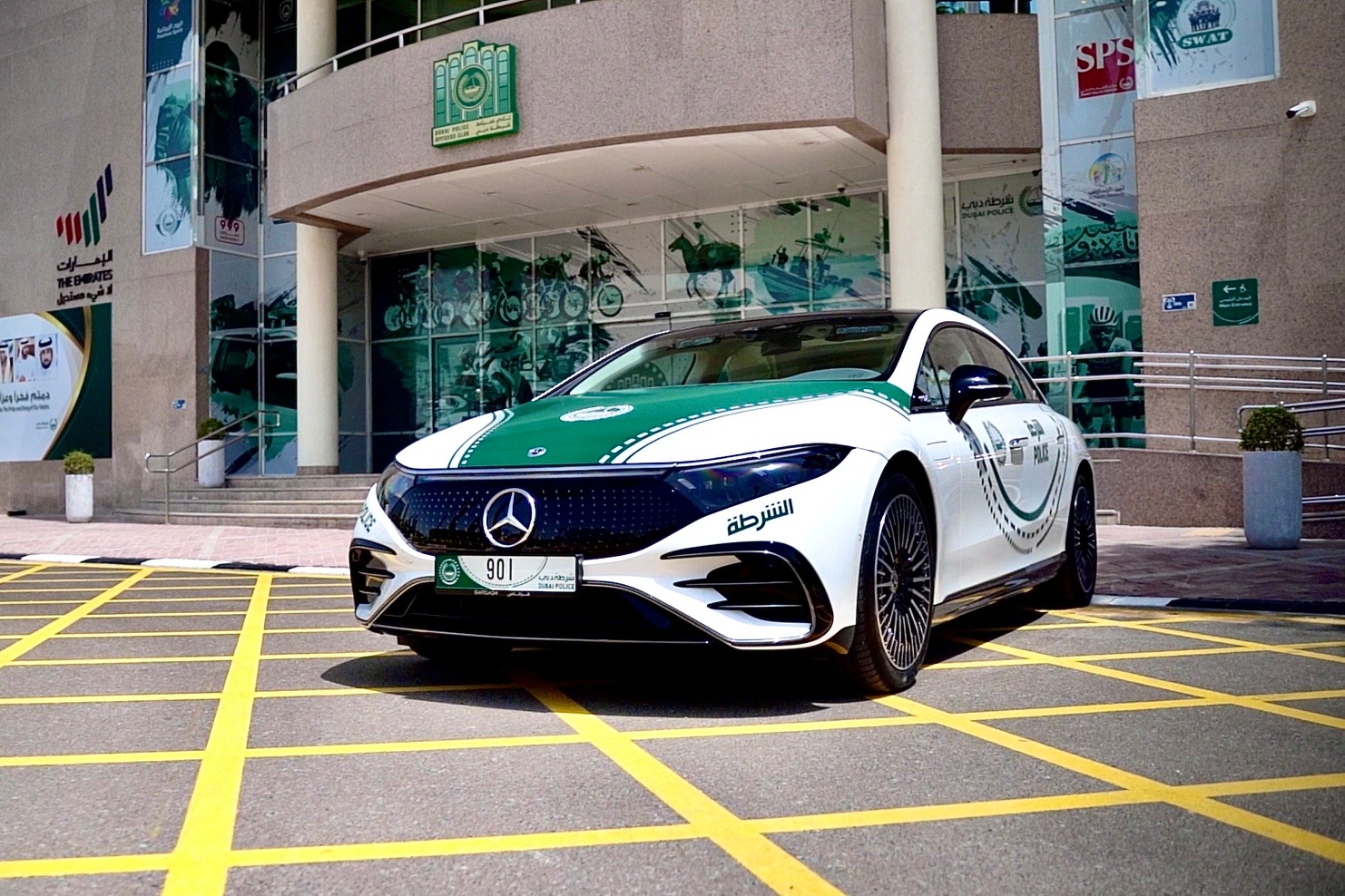 canh sat,  dubai,  sieu xe,  canh sat dubai. lamborghini,  lotus eletre,  hummer,  ram trx,  mclaren,  artura,  mercedes,  eqs anh 4