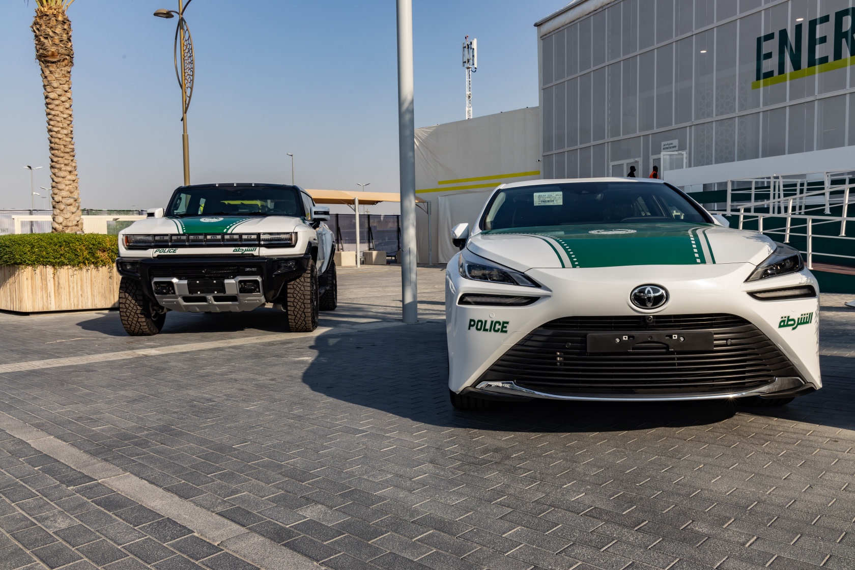 canh sat,  dubai,  sieu xe,  canh sat dubai. lamborghini,  lotus eletre,  hummer,  ram trx,  mclaren,  artura,  mercedes,  eqs anh 6