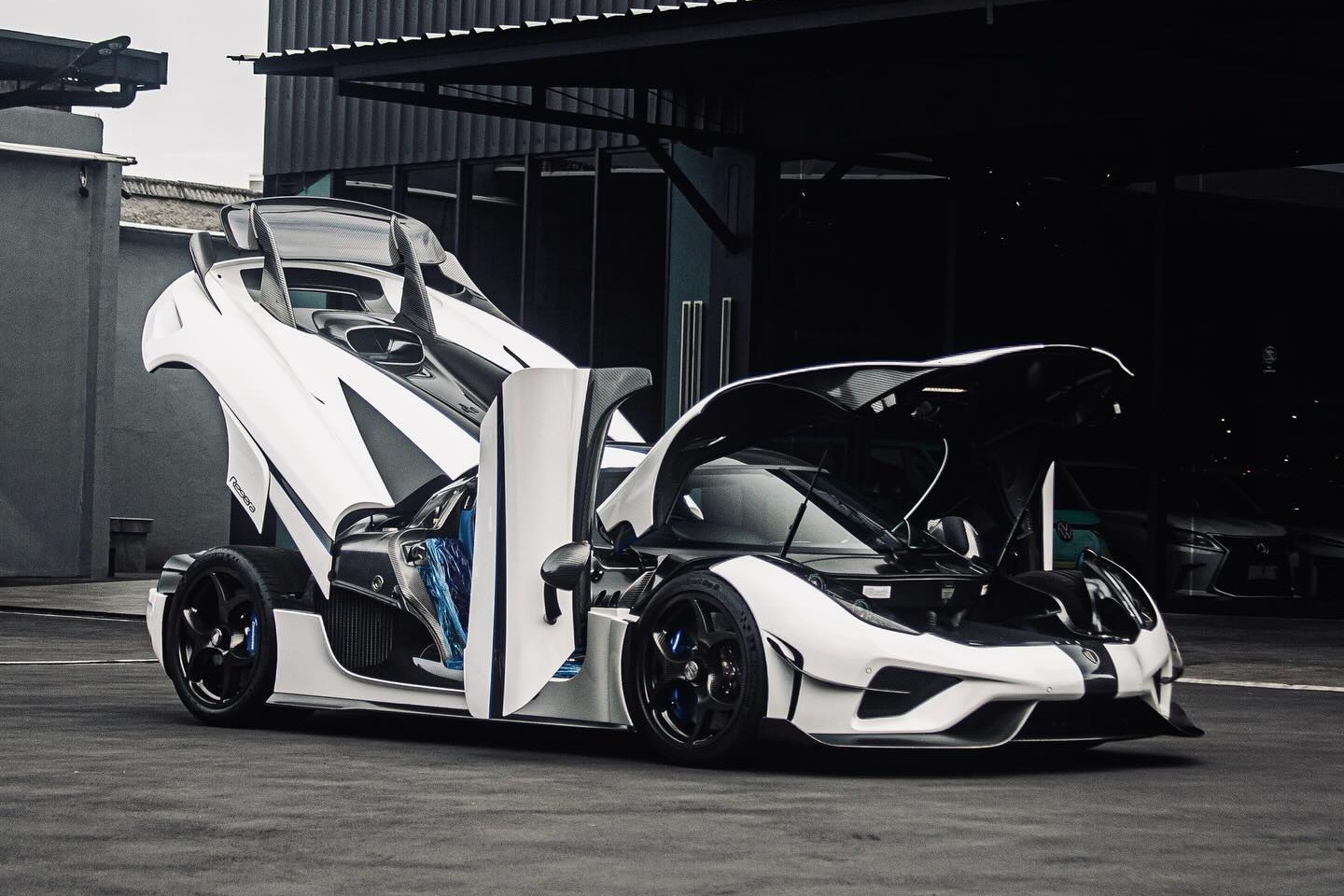 Sieu pham Koenigsegg Regera dau tien xuat hien tai Indonesia hinh anh