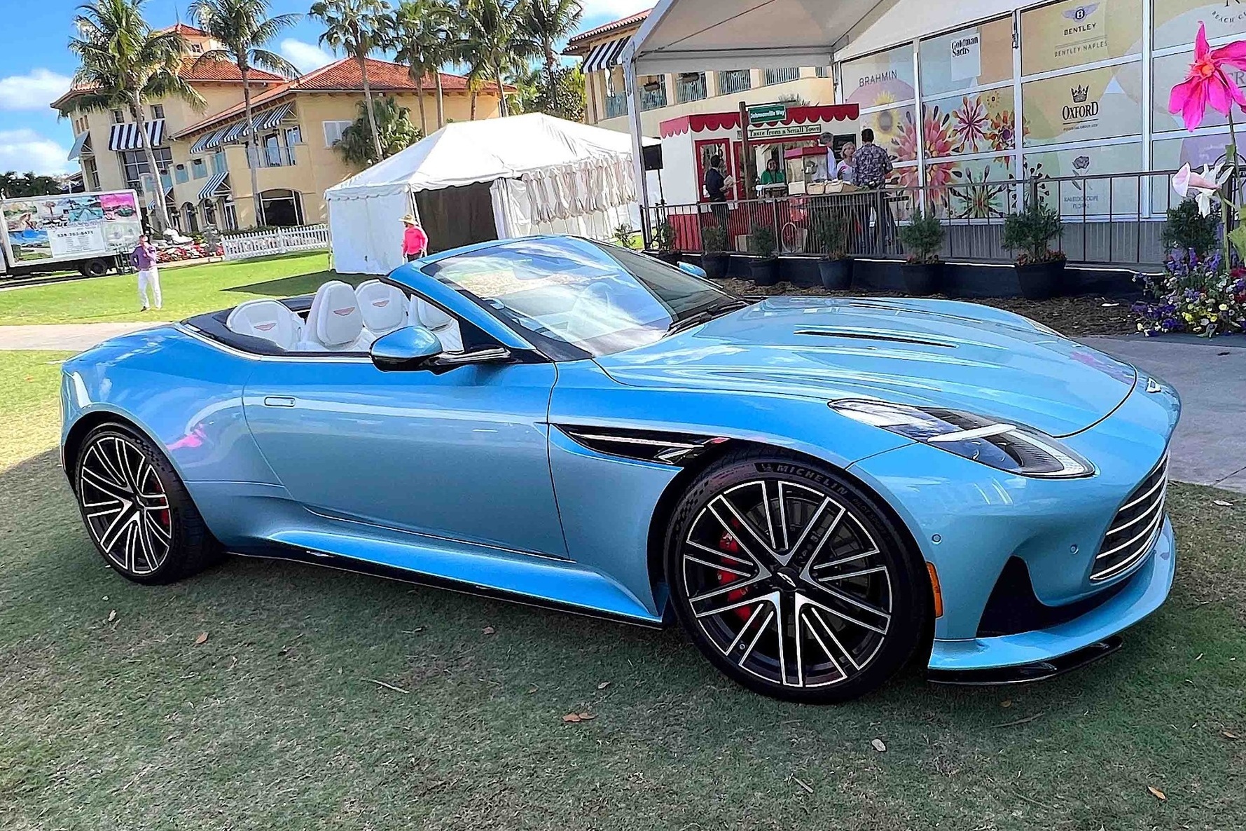 Chiec Aston Martin DB12 Volante dau tien tai My co gia 650.000 USD hinh anh