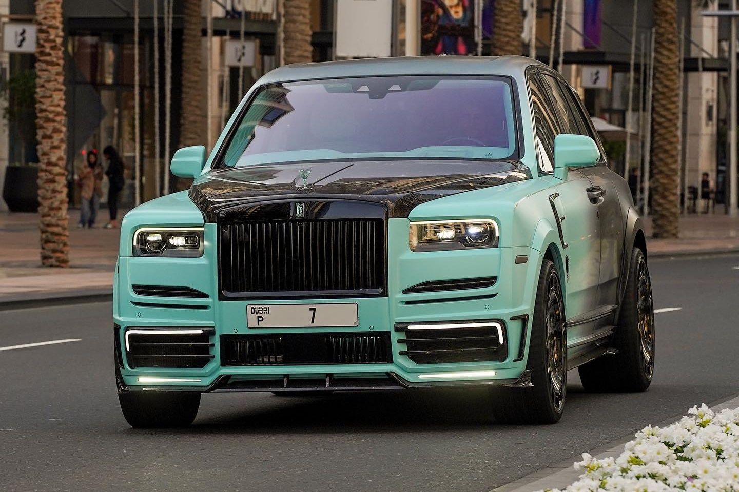 Chiec Rolls-Royce Cullinan Mansory voi bien so tri gia 15 trieu USD hinh anh