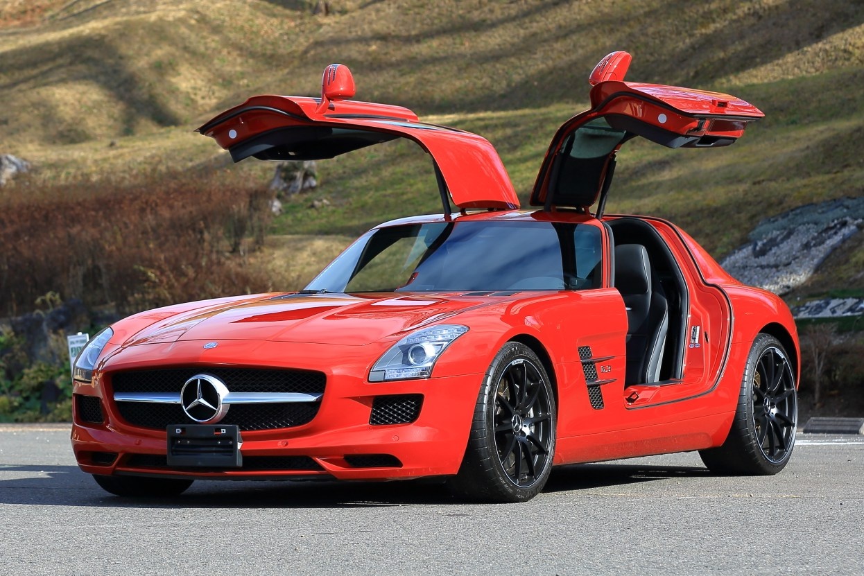 Loat sieu xe mau do duoc dau gia nhan dip nam moi hinh anh