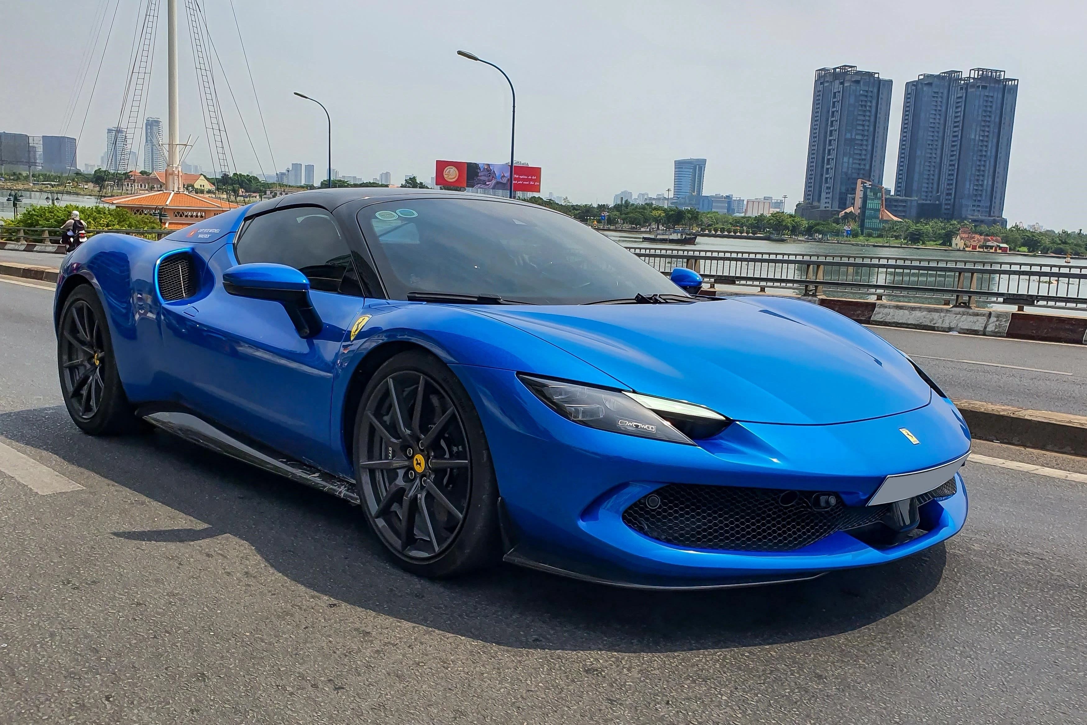 Sieu xe Ferrari 296 GTS thu 2 tai Viet Nam ra bien so hinh anh