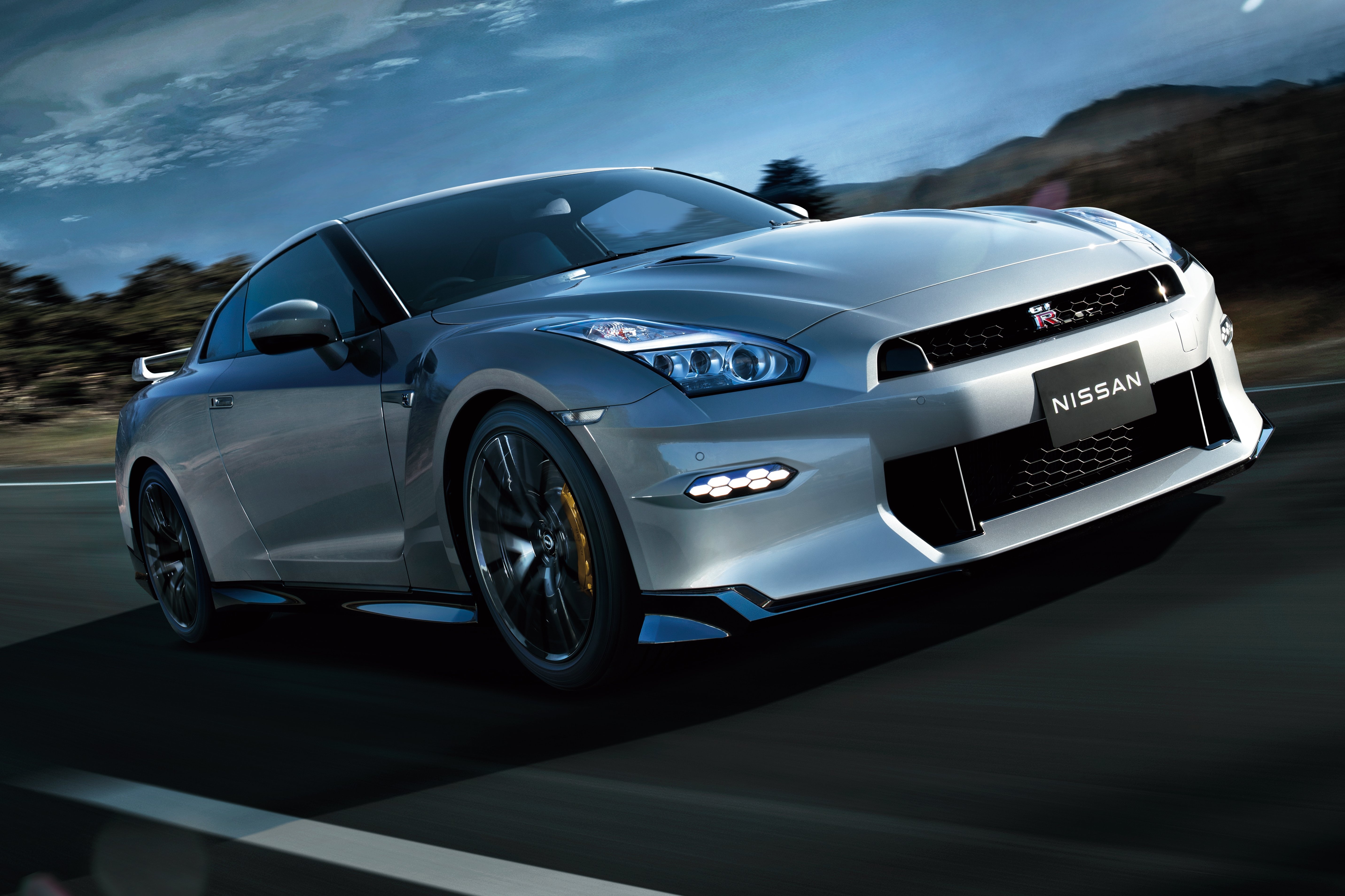 Nissan GT-R 2025 it nang cap, gia tu 98.000 USD hinh anh