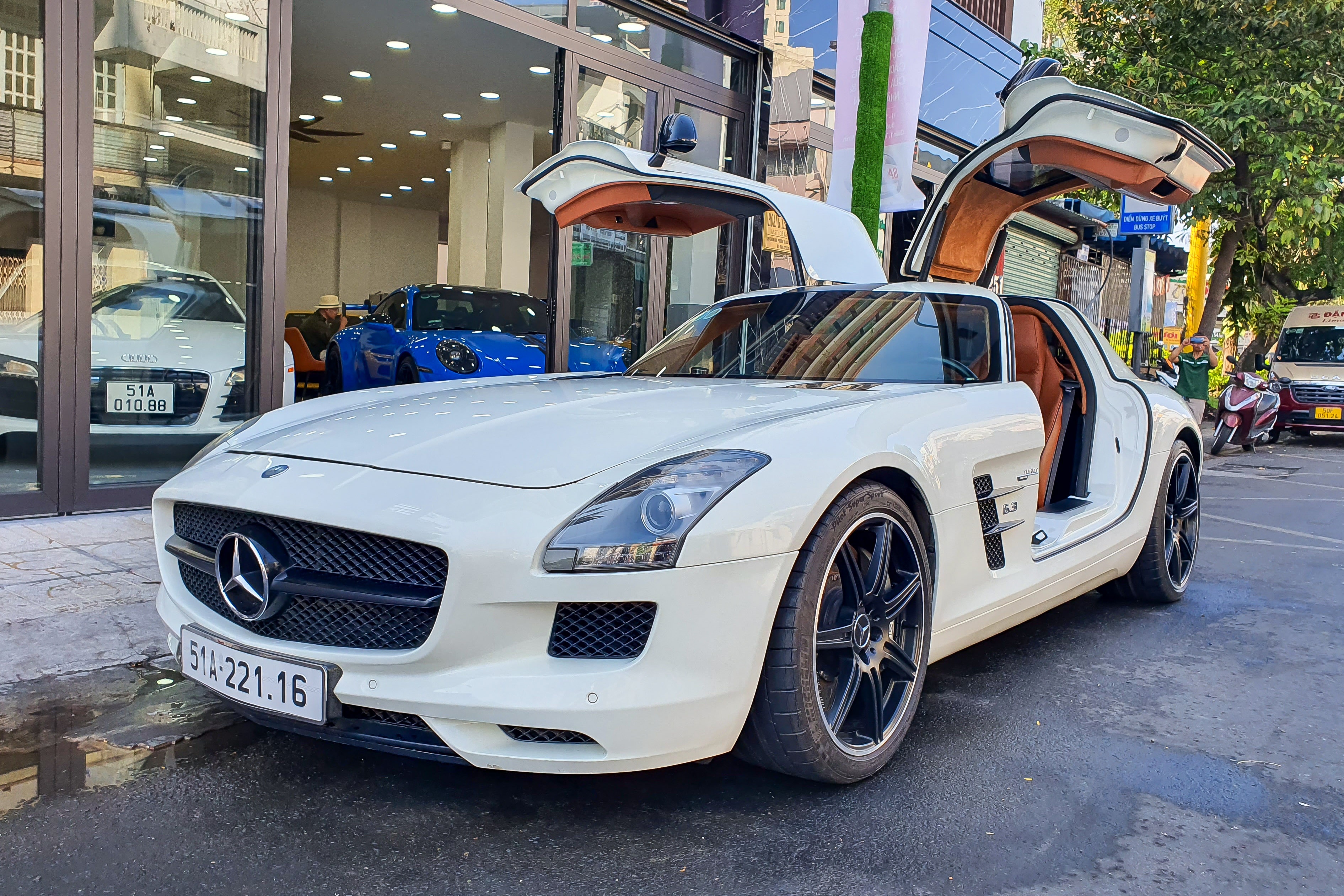 Sieu xe Mercedes-Benz SLS AMG 14 nam tuoi co gi dac biet? hinh anh
